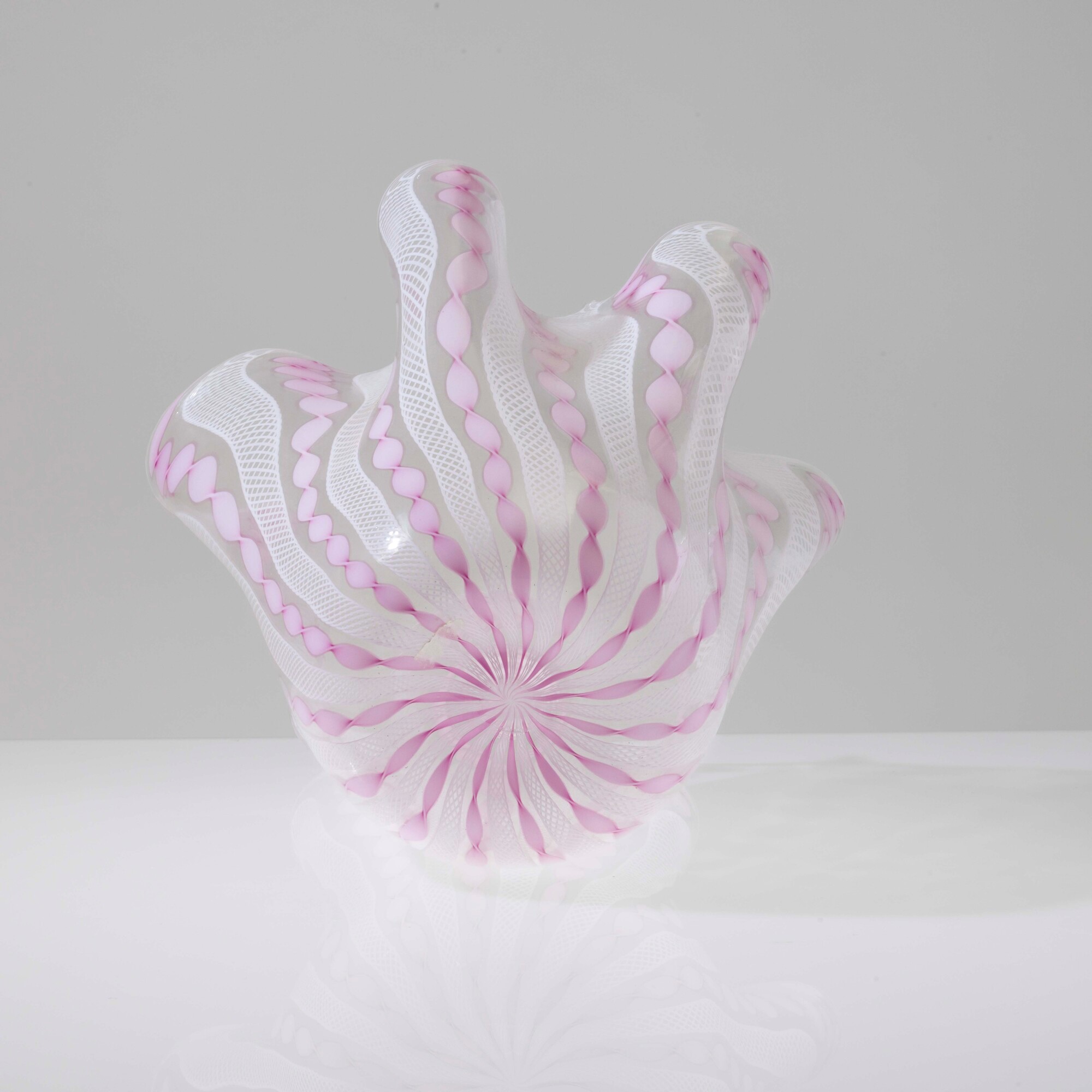 Murano, Vaso a fazzoletto in vetro soffiato (canne zanfirico e reticello lattimo e rosa), 1960 ca