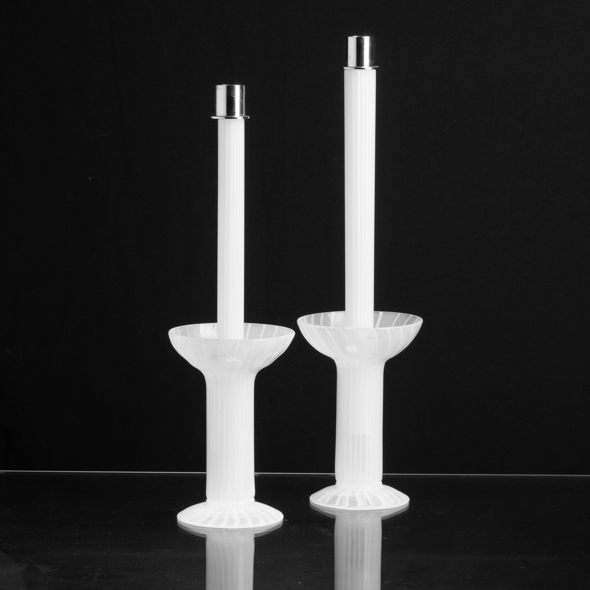 Venini, Coppia di portacandele Lumière, Murano 2004, vetro soffiato e montatura in metallo cromat...