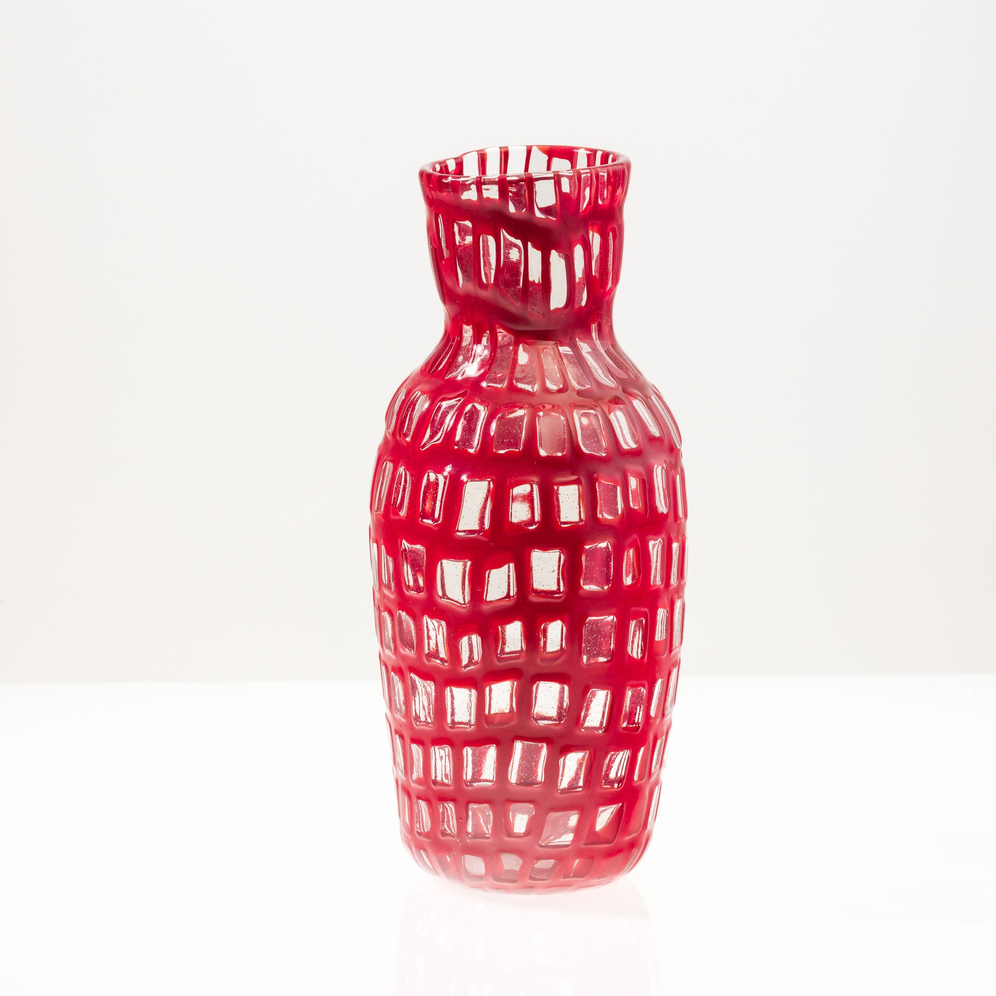 Tobia Scarpa, Vaso in vetro soffiato con decoro di murrine a cornice rosso corallo (Murano, 1983)