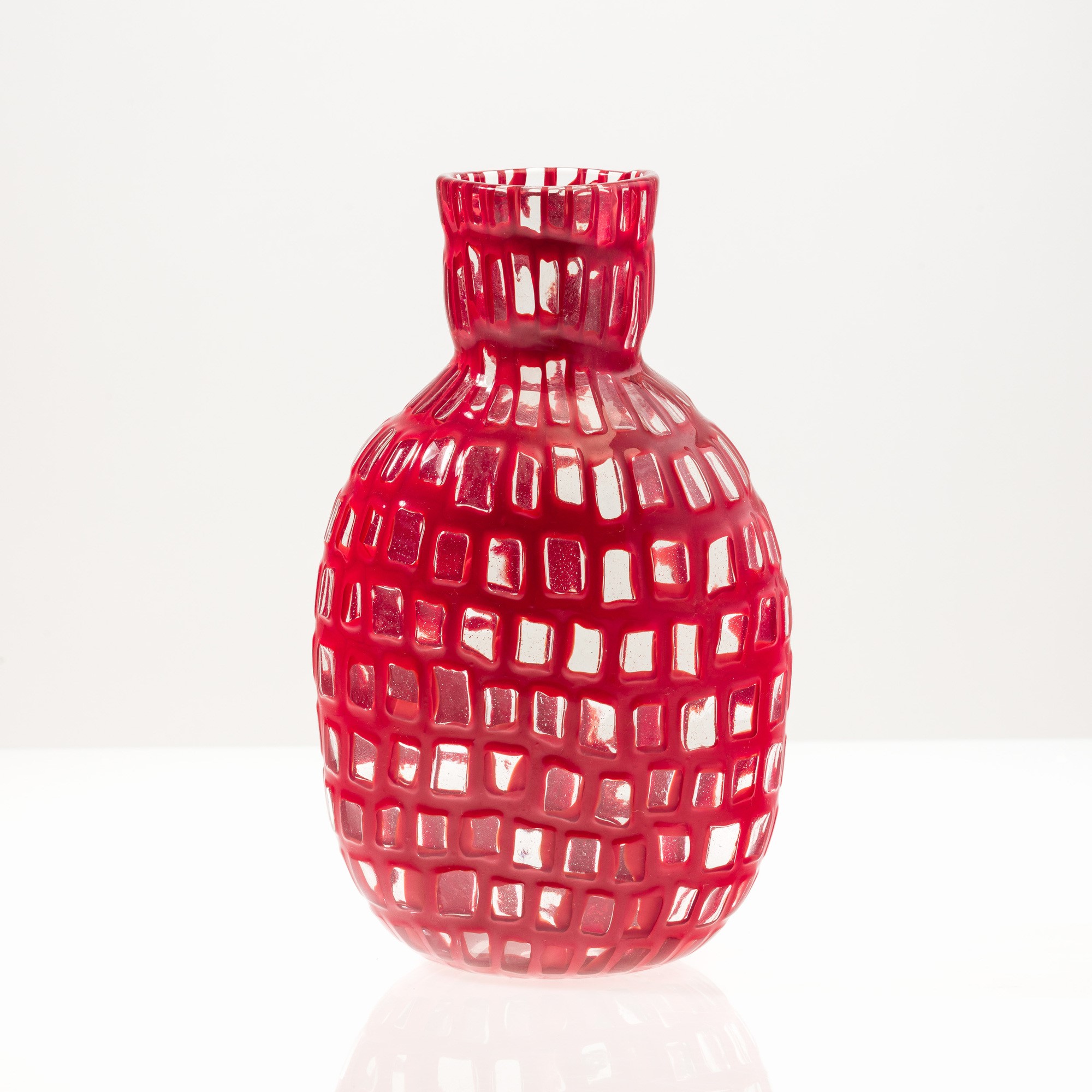 Tobia Scarpa, Vaso in vetro soffiato con decoro di murrine a cornice rosso corallo (Murano, 1983)
