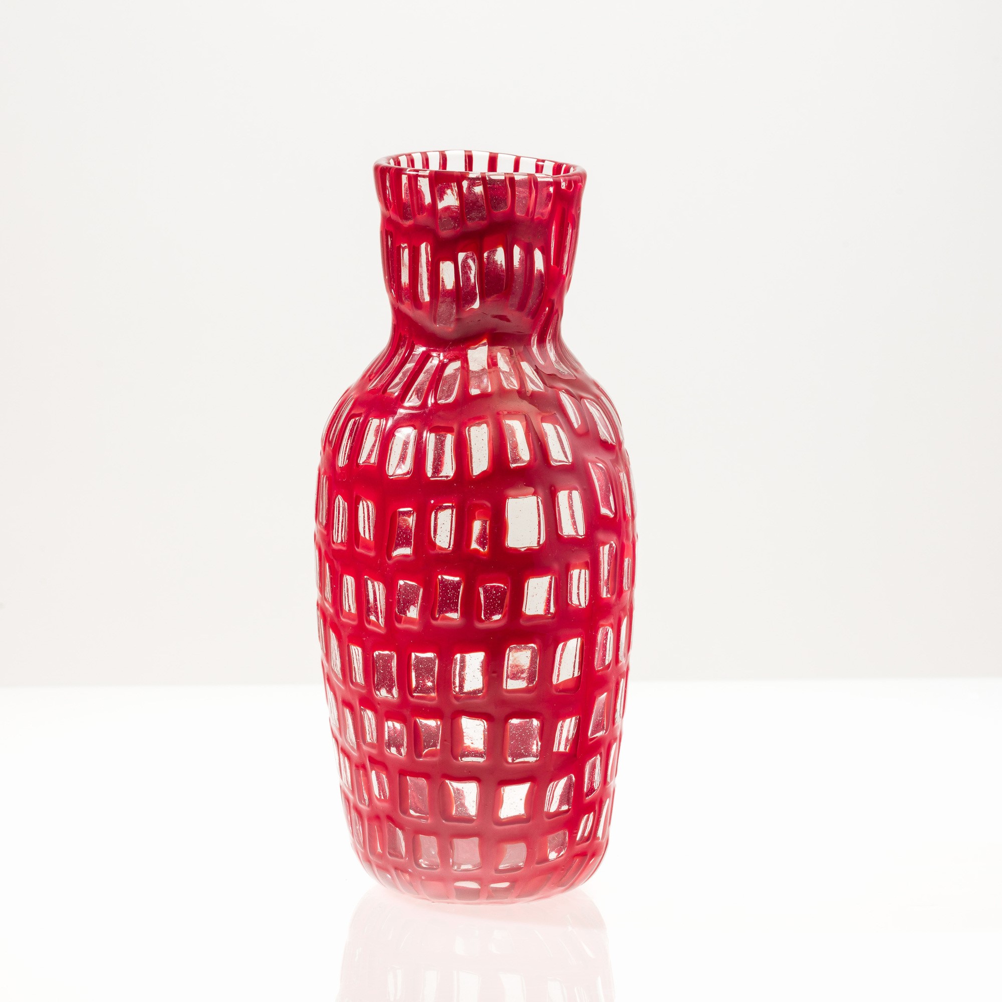 Tobia Scarpa, Vaso in vetro soffiato con decoro di murrine a cornice rosso corallo (Murano, 1983)