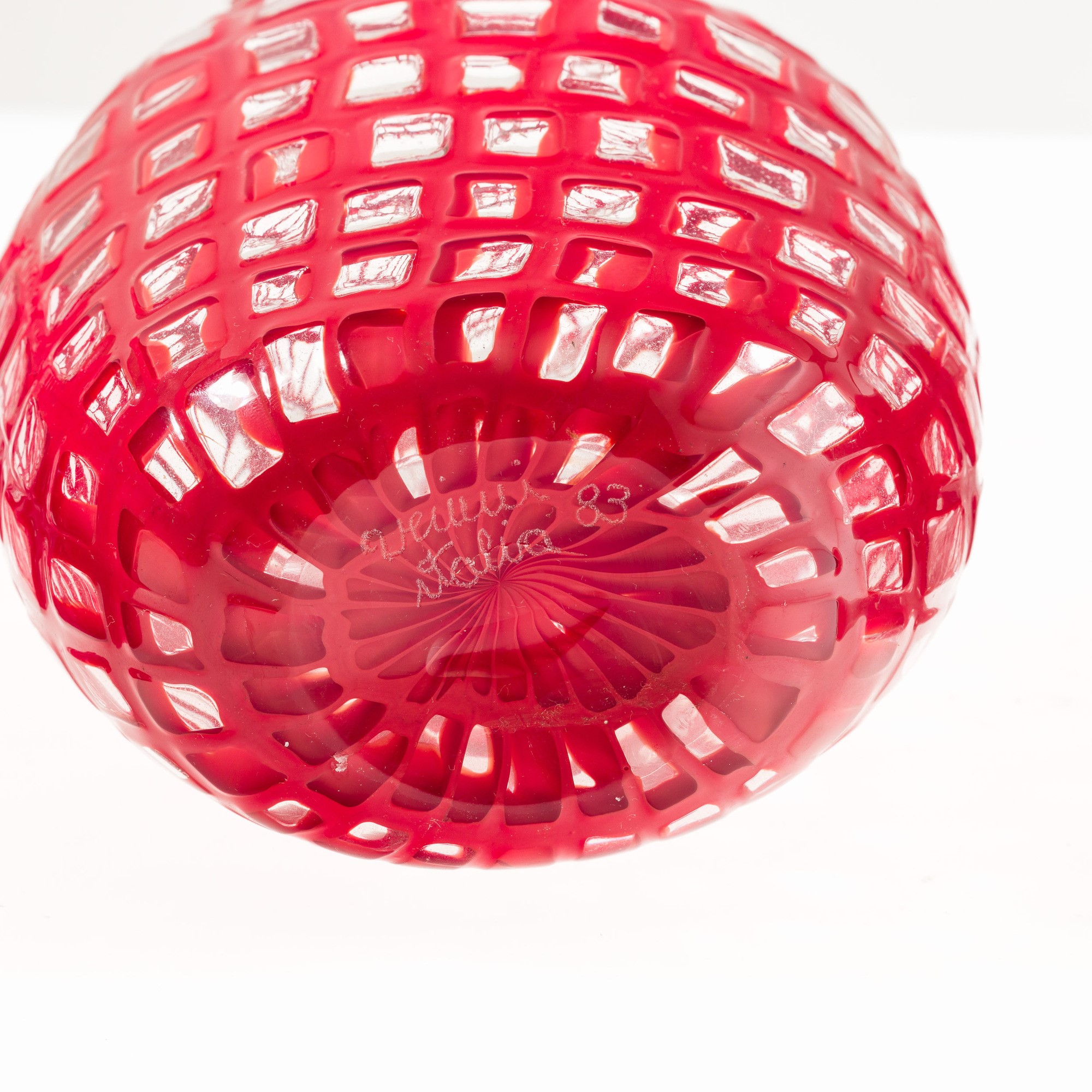 Tobia Scarpa, Vaso in vetro soffiato con decoro di murrine a cornice rosso corallo (Murano, 1983)