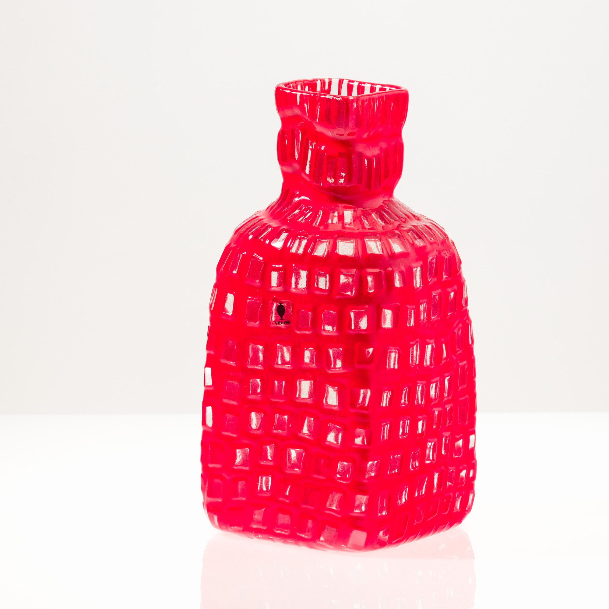 Tobia Scarpa per Venini, Vaso in vetro soffiato con decoro a murrine in cornice rosso corallo
