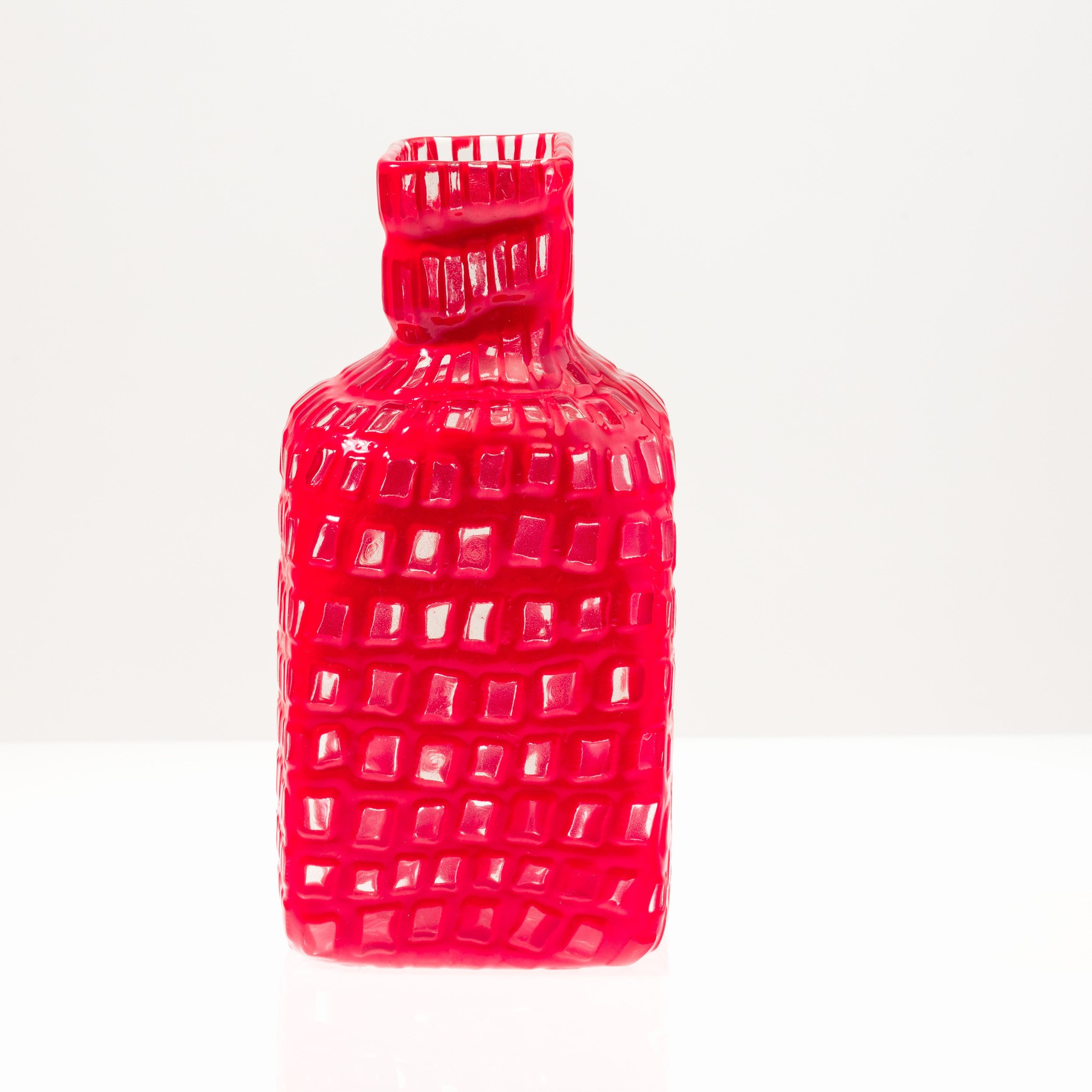 Tobia Scarpa per Venini, Vaso in vetro soffiato con decoro a murrine in cornice rosso corallo