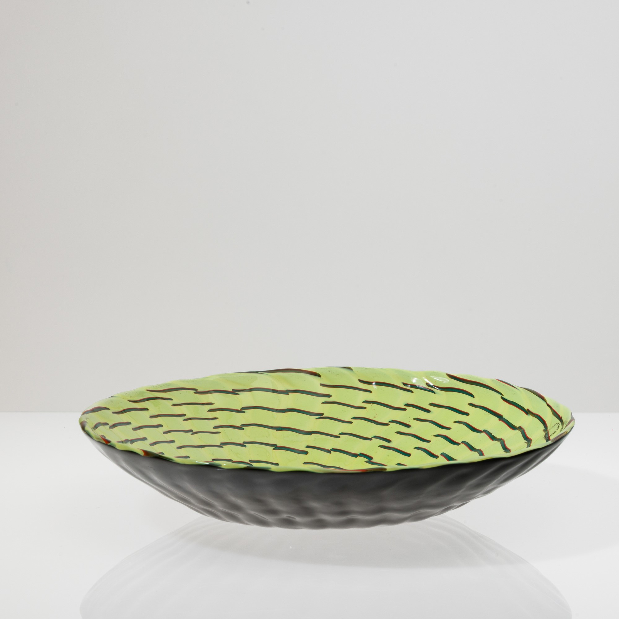 James Carpenter - Piatto Calabash in vetro soffiato nero zolfo con decoro