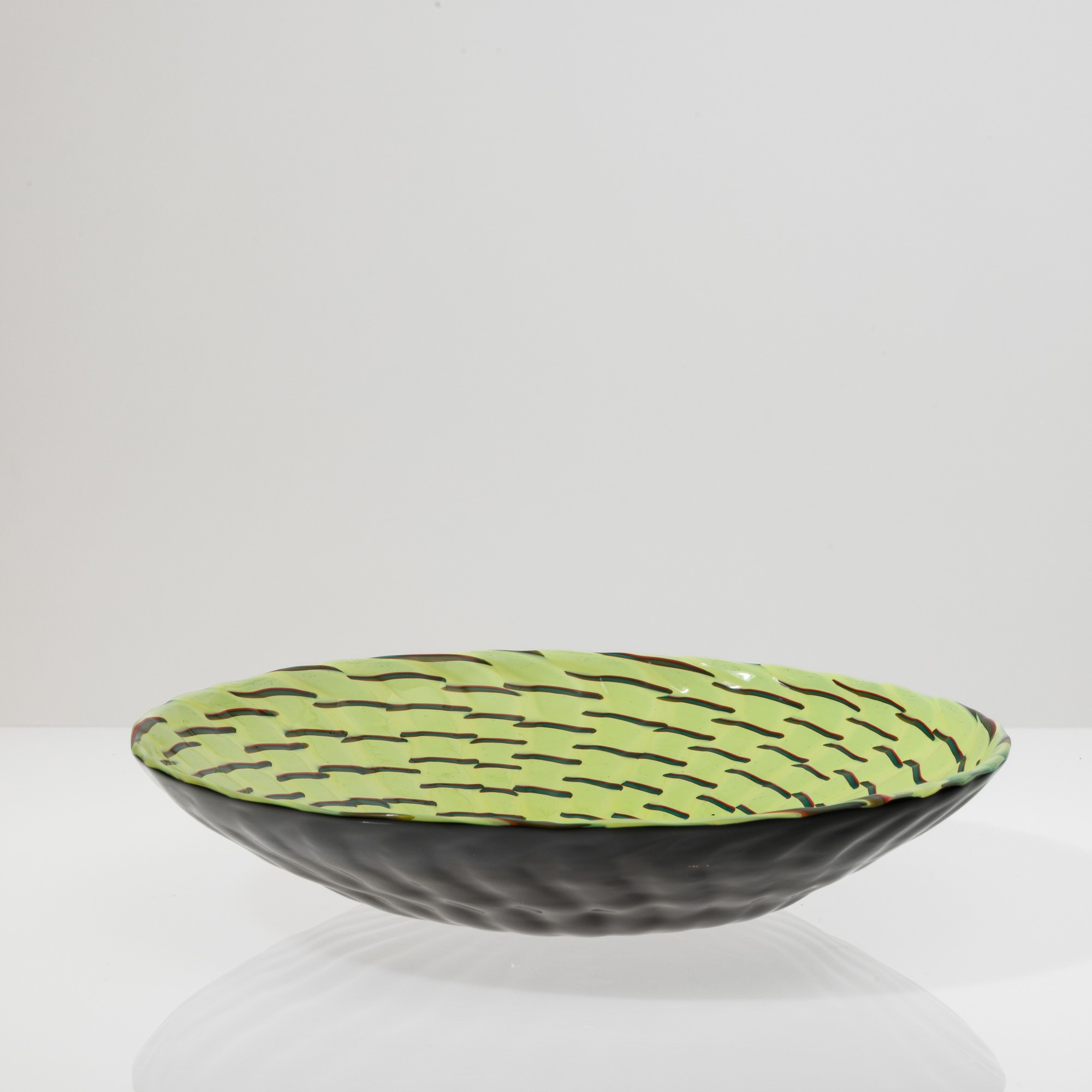 James Carpenter - Piatto Calabash in vetro soffiato nero zolfo con decoro