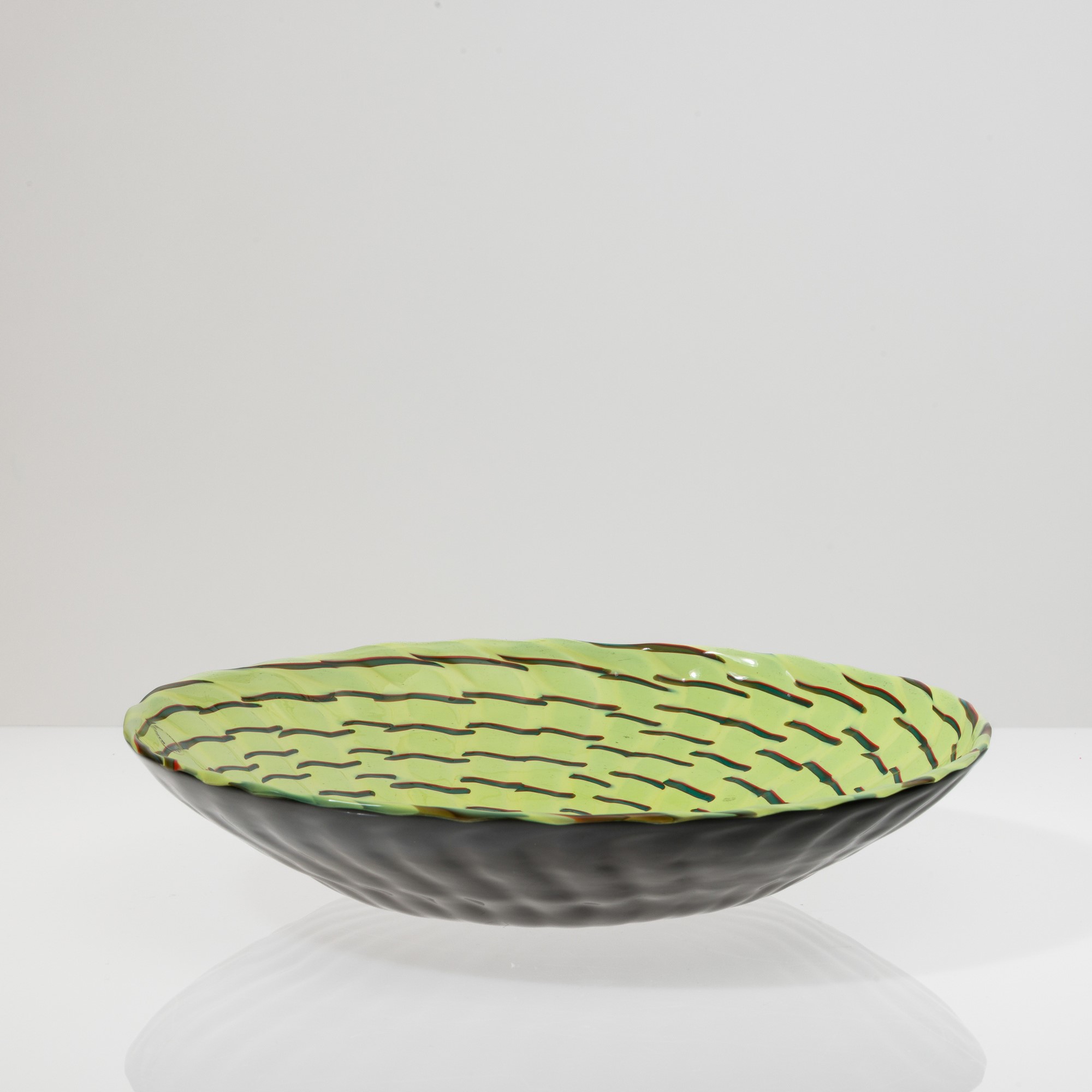 James Carpenter - Piatto Calabash in vetro soffiato nero zolfo con decoro