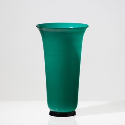 Venini, Vaso in vetro soffiato opalino verde su piede troncoconico nero, Murano 1991