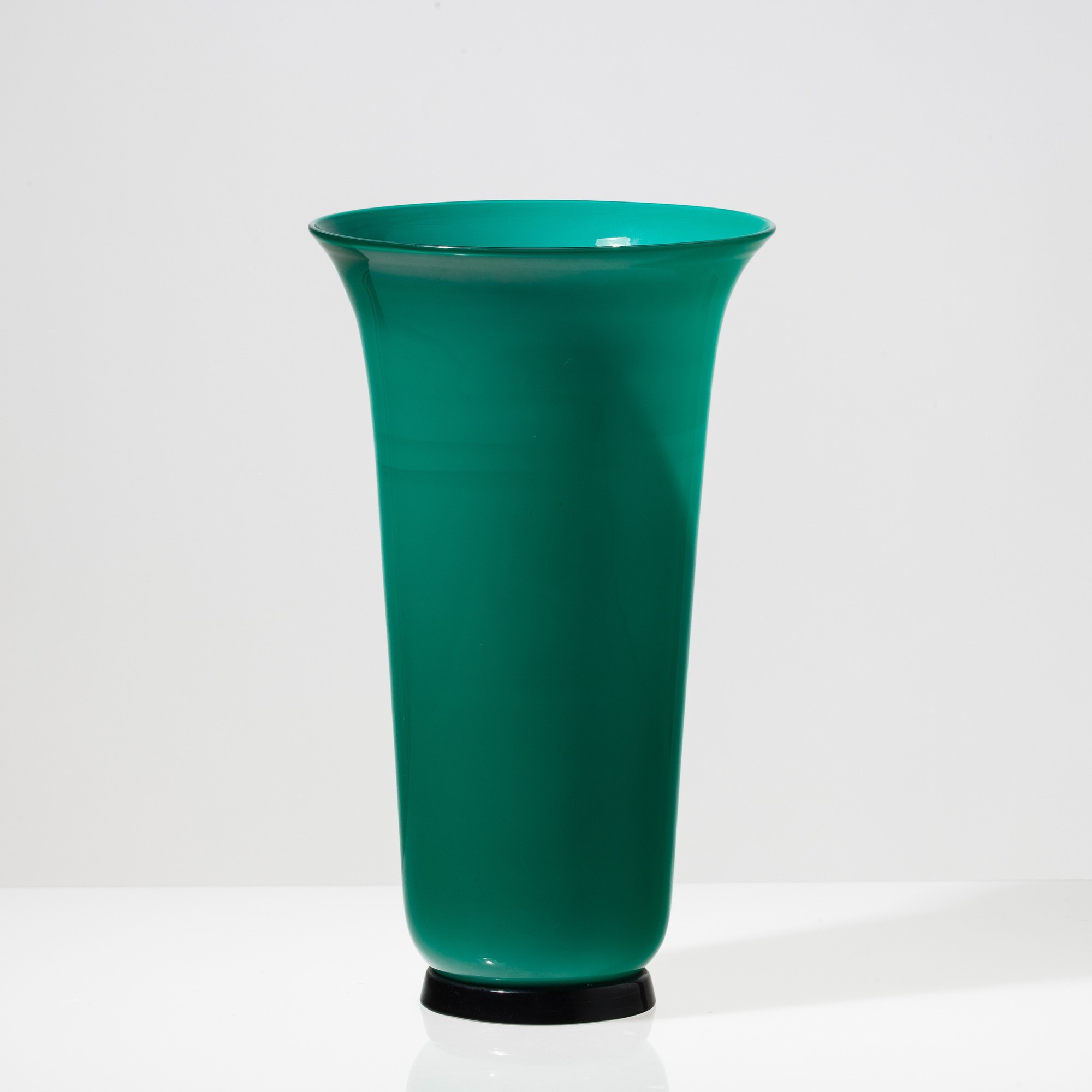 Venini, Vaso in vetro soffiato opalino verde su piede troncoconico nero, Murano 1991