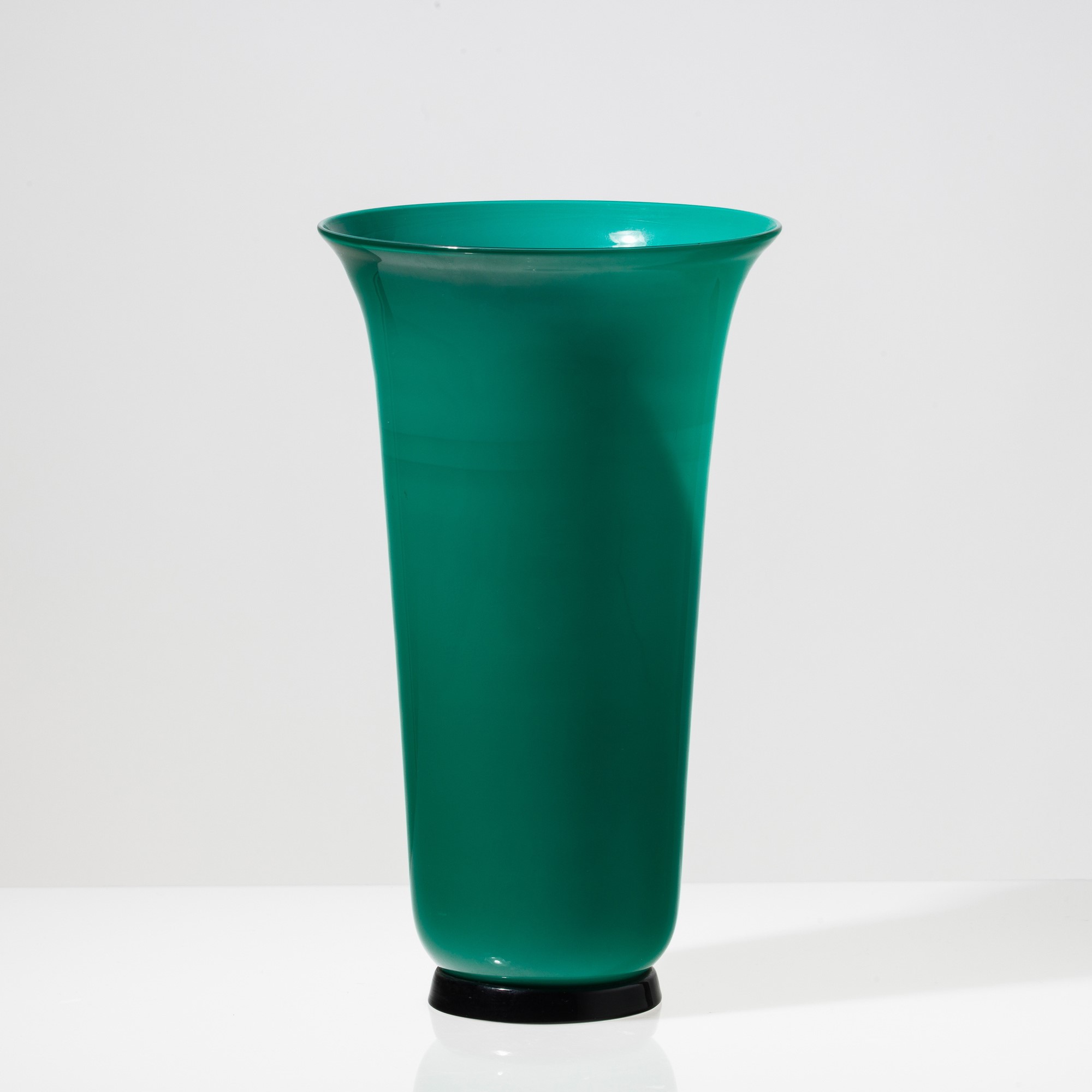 Venini, Vaso in vetro soffiato opalino verde su piede troncoconico nero, Murano 1991