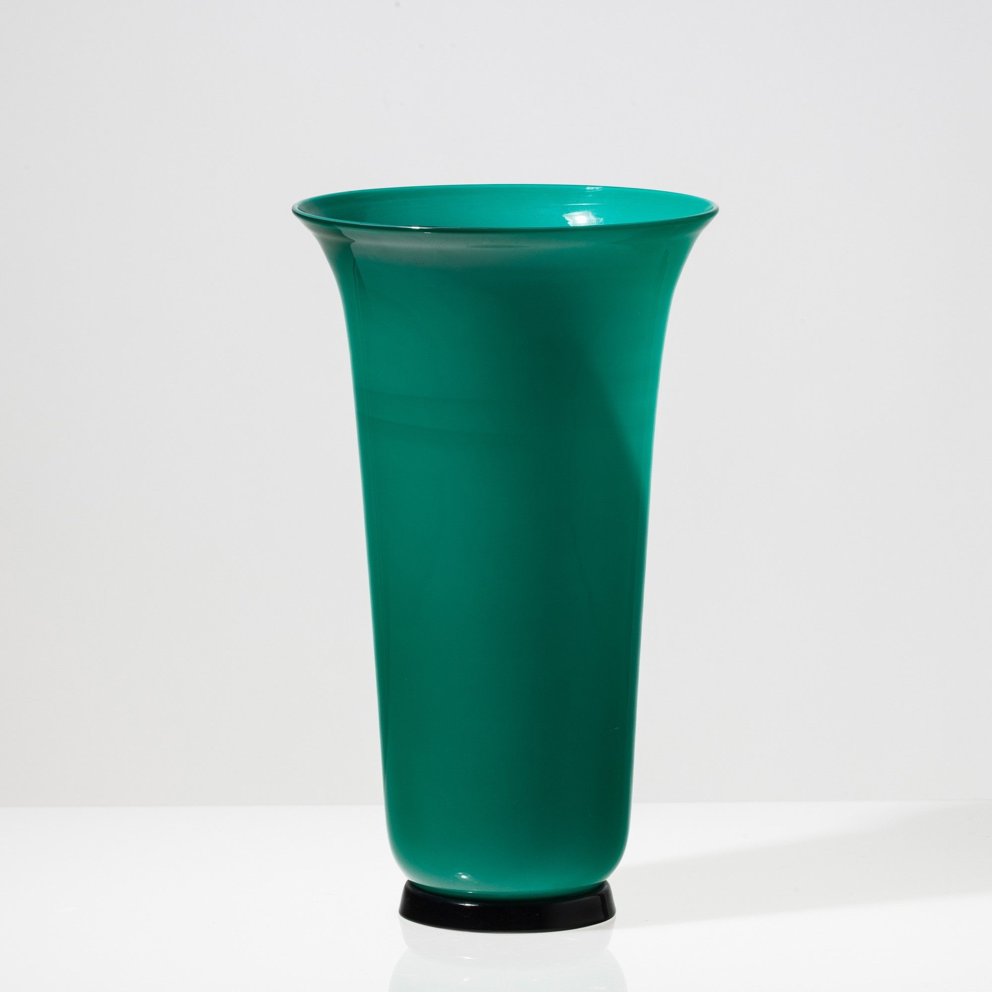 Venini, Vaso in vetro soffiato opalino verde su piede troncoconico nero, Murano 1991