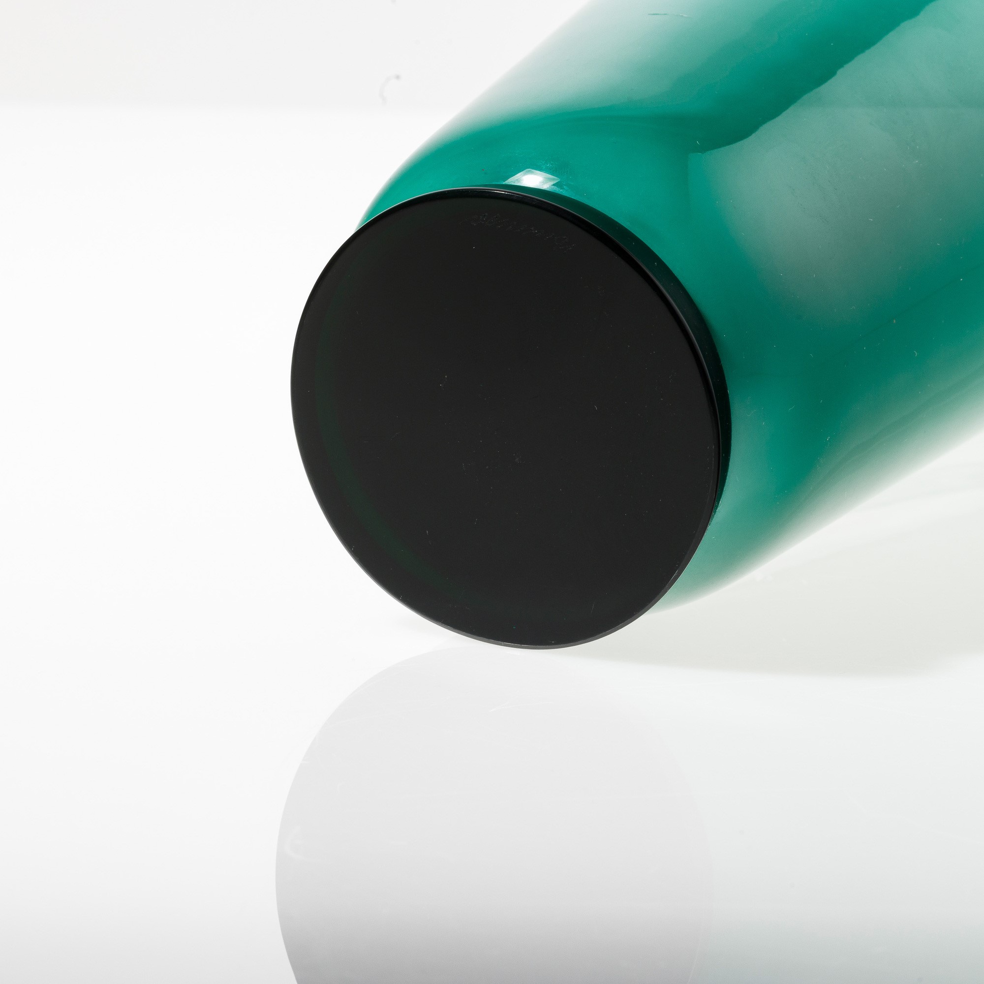 Venini, Vaso in vetro soffiato opalino verde su piede troncoconico nero, Murano 1991