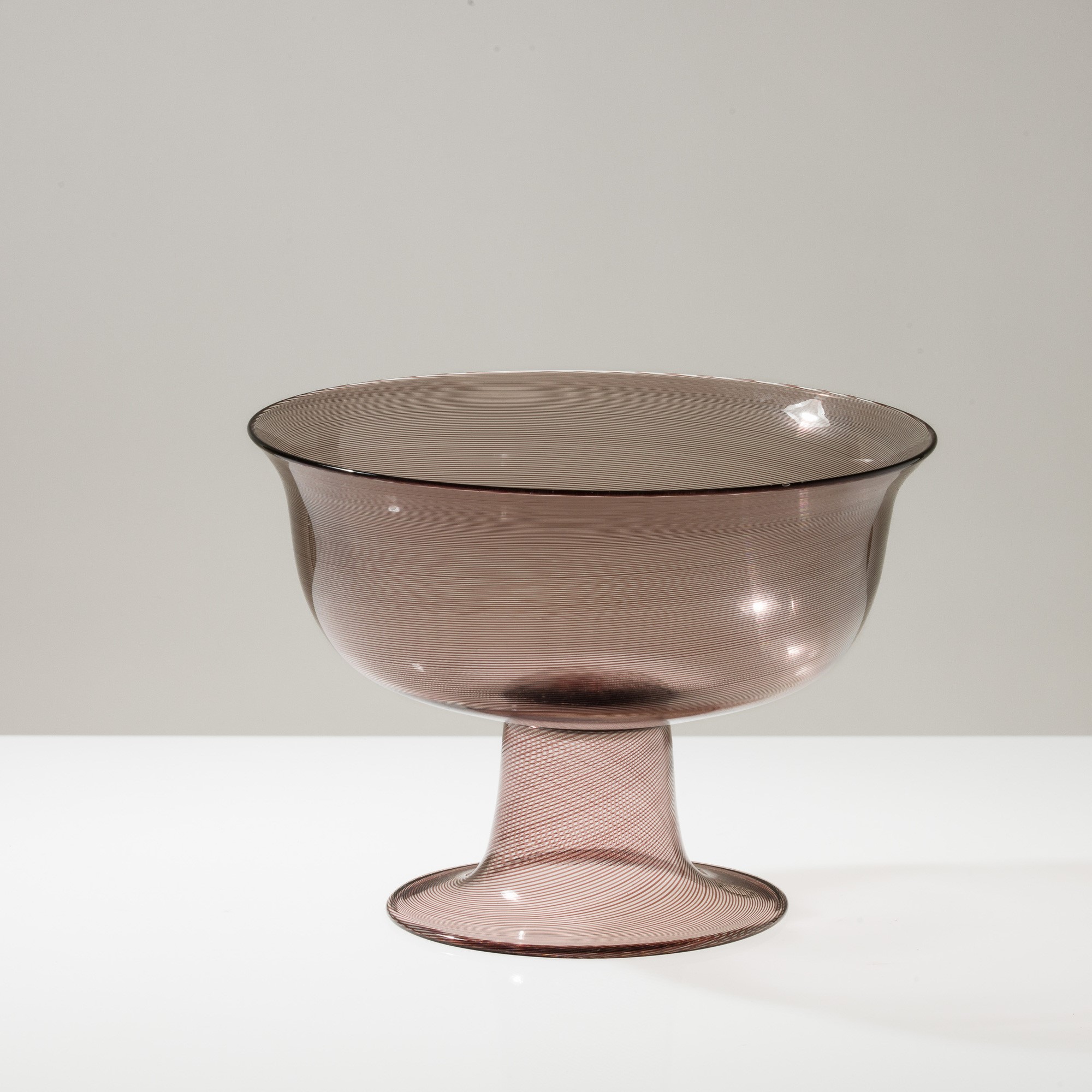 Tapio Wirkkala - Grande Coppa Nuziale in vetro soffiato con decoro a mezza filigrana ametista, Mu...