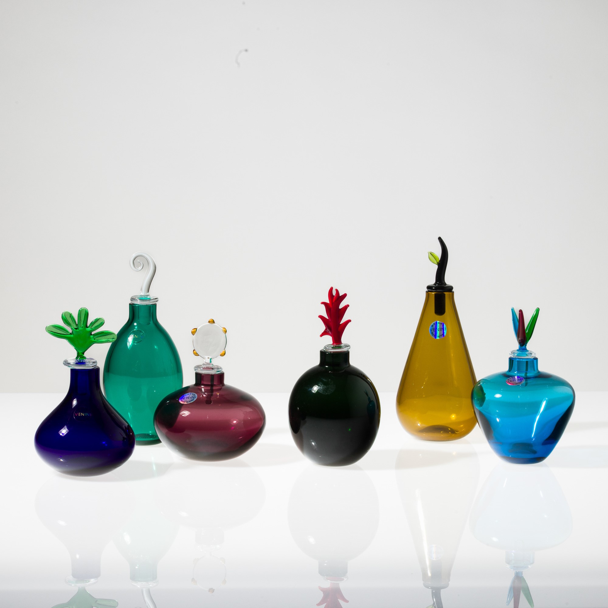 Laura Diaz De Santillana - Collezione di sei bottiglie Monofiore in vetro soffiato policromo, Mur...