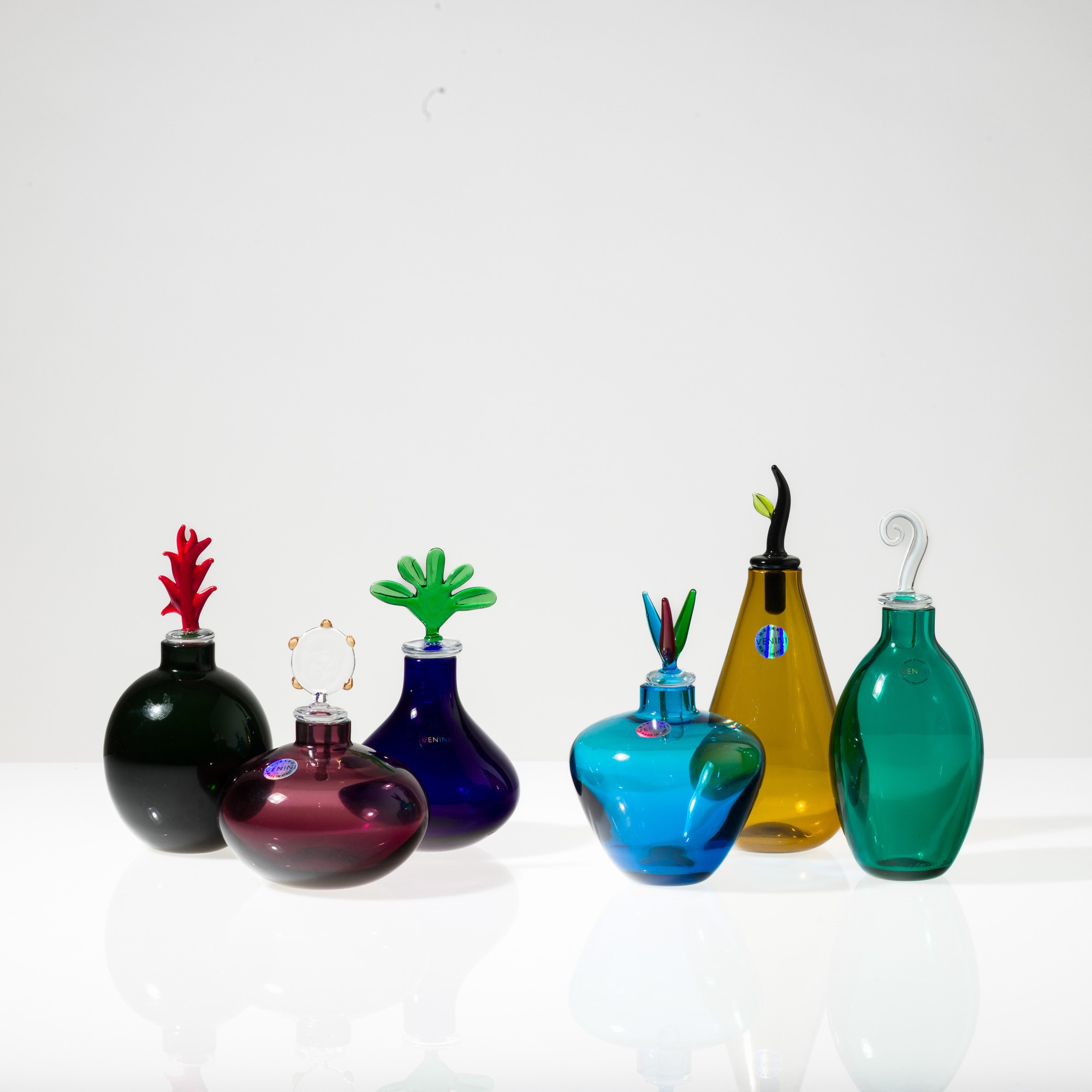Laura Diaz De Santillana - Collezione di sei bottiglie Monofiore in vetro soffiato policromo, Mur...