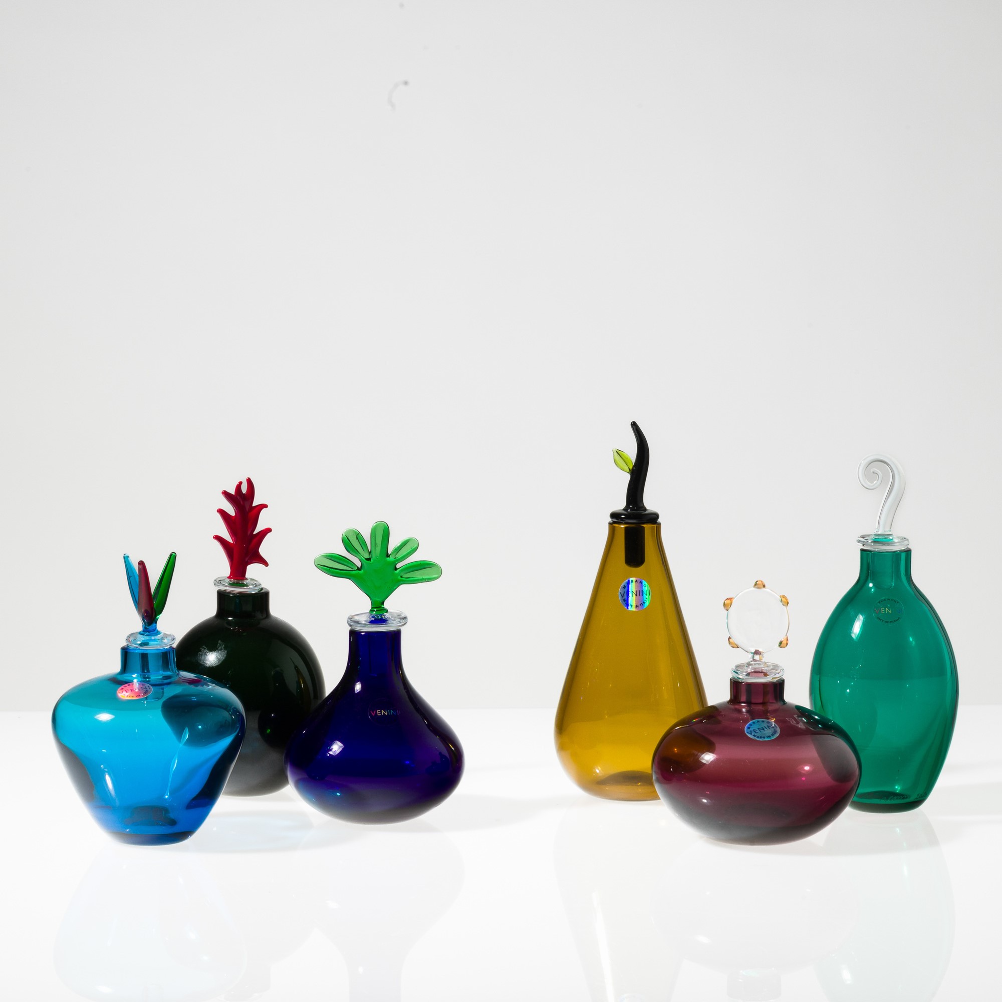 Laura Diaz De Santillana - Collezione di sei bottiglie Monofiore in vetro soffiato policromo, Mur...