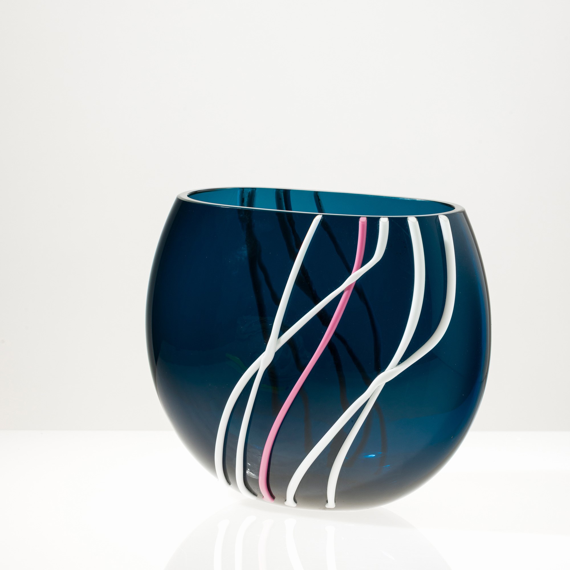 Gianni Versace - Vaso a sezione ovale in vetro soffiato con decoro di canne policrome