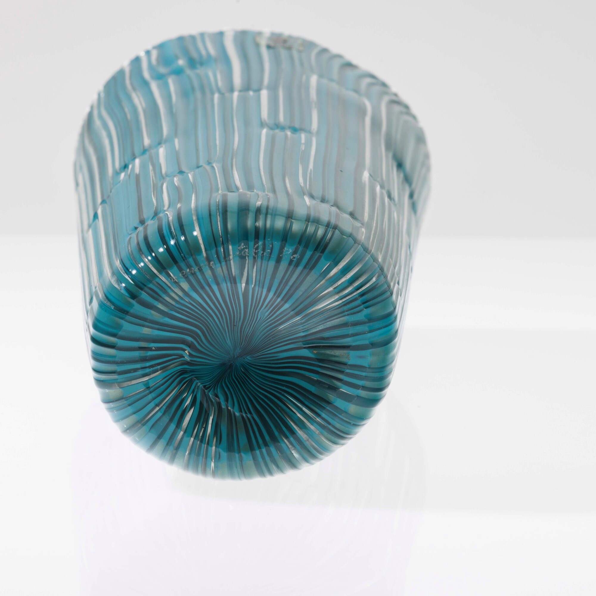 Venini, Vaso troncoconico in vetro soffiato, serie Pioggia, 1980