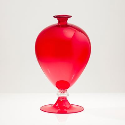 Venini, Vaso Veronese in vetro soffiato rosso con nodo costolato, 2019