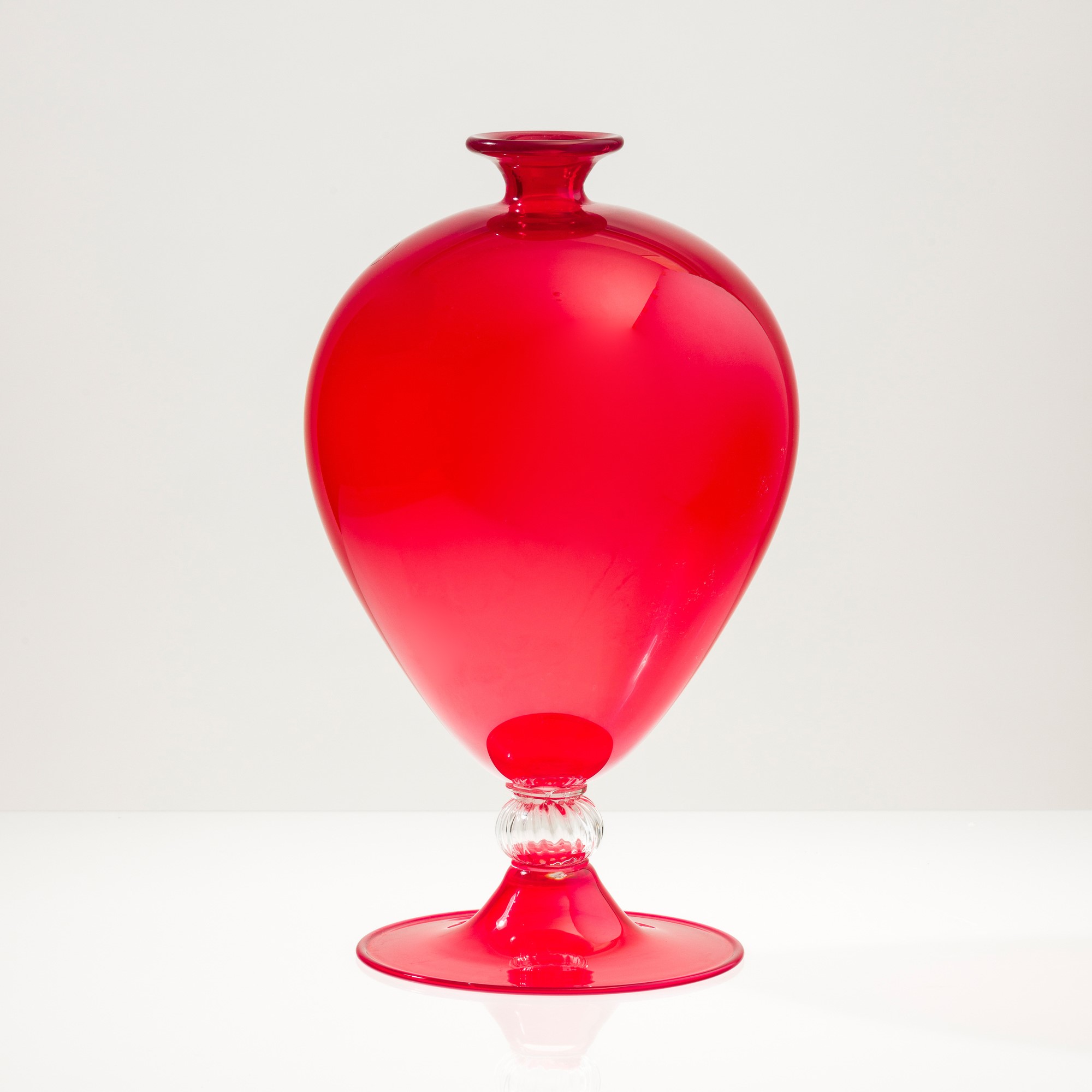 Venini, Vaso Veronese in vetro soffiato rosso con nodo costolato, 2019