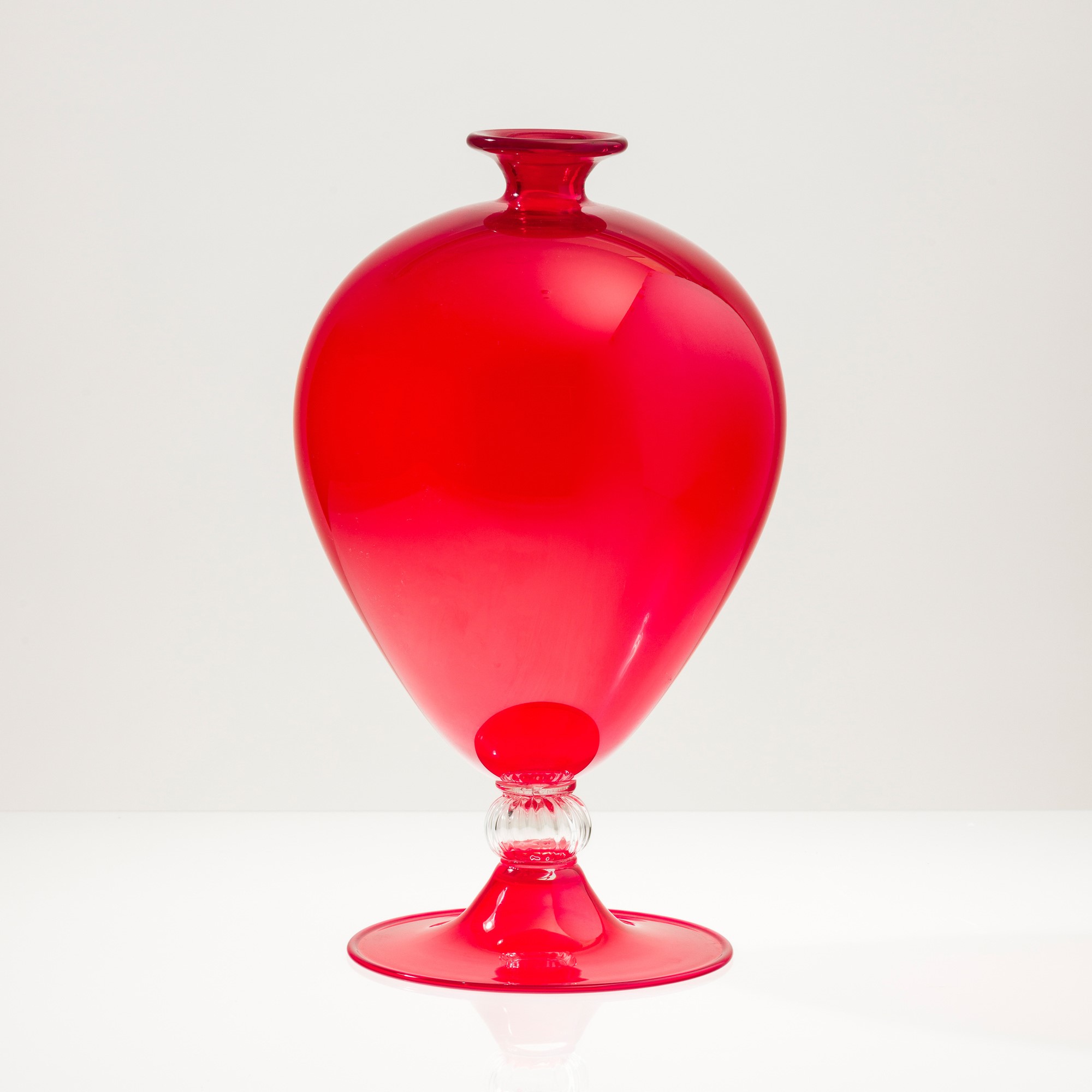 Venini, Vaso Veronese in vetro soffiato rosso con nodo costolato, 2019