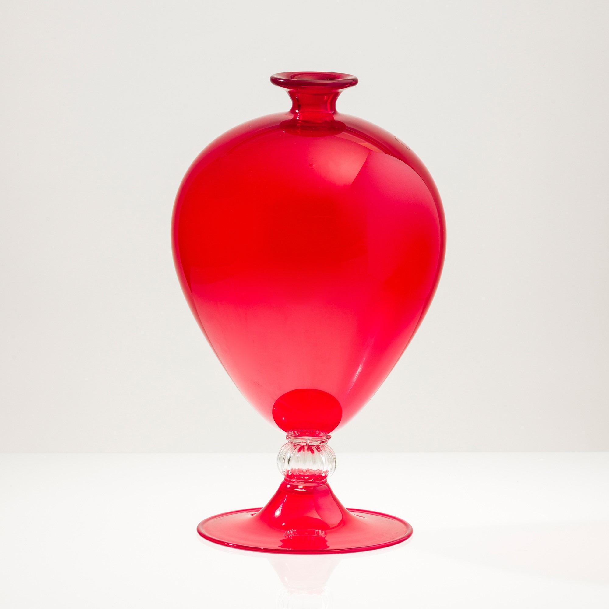 Venini, Vaso Veronese in vetro soffiato rosso con nodo costolato, 2019
