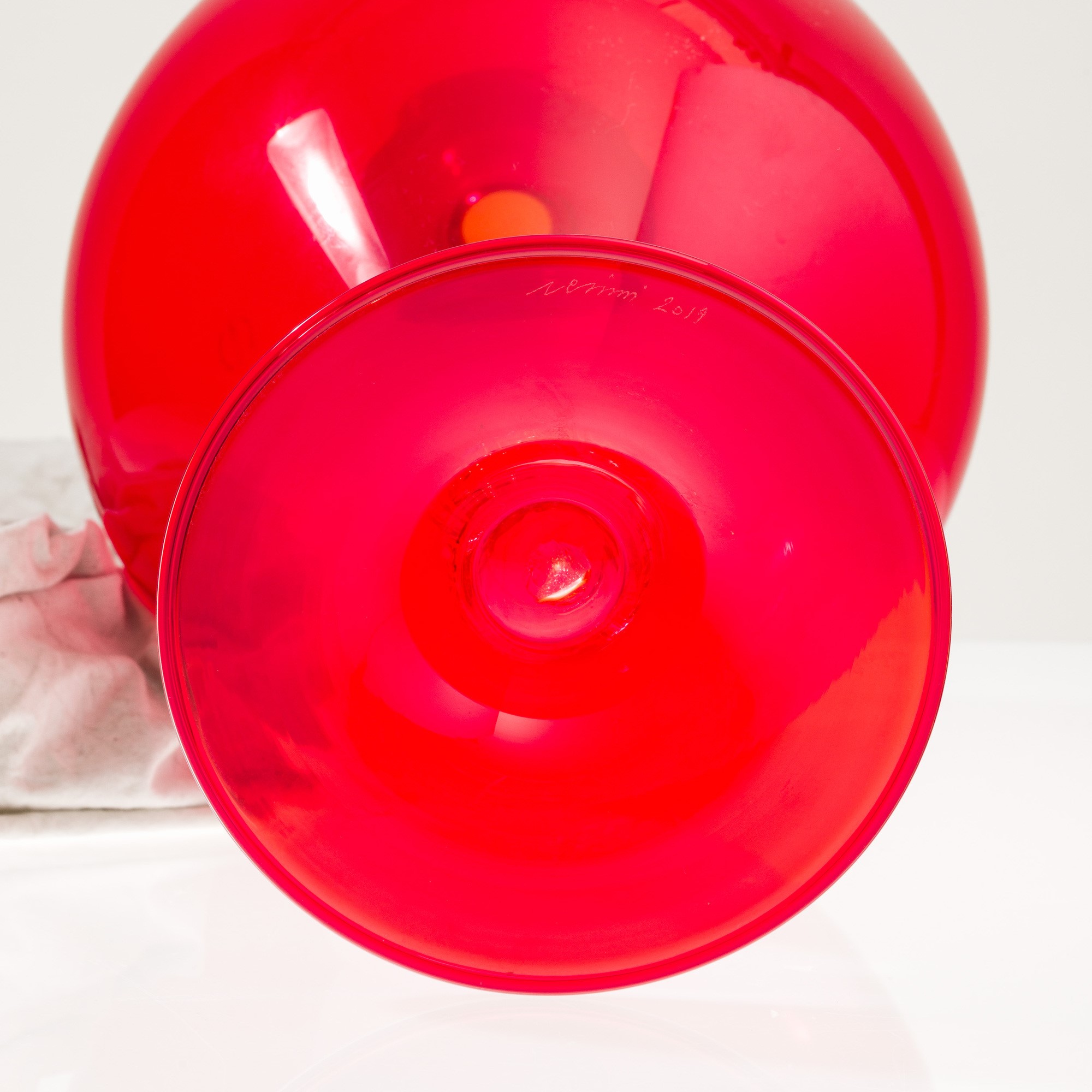 Venini, Vaso Veronese in vetro soffiato rosso con nodo costolato, 2019