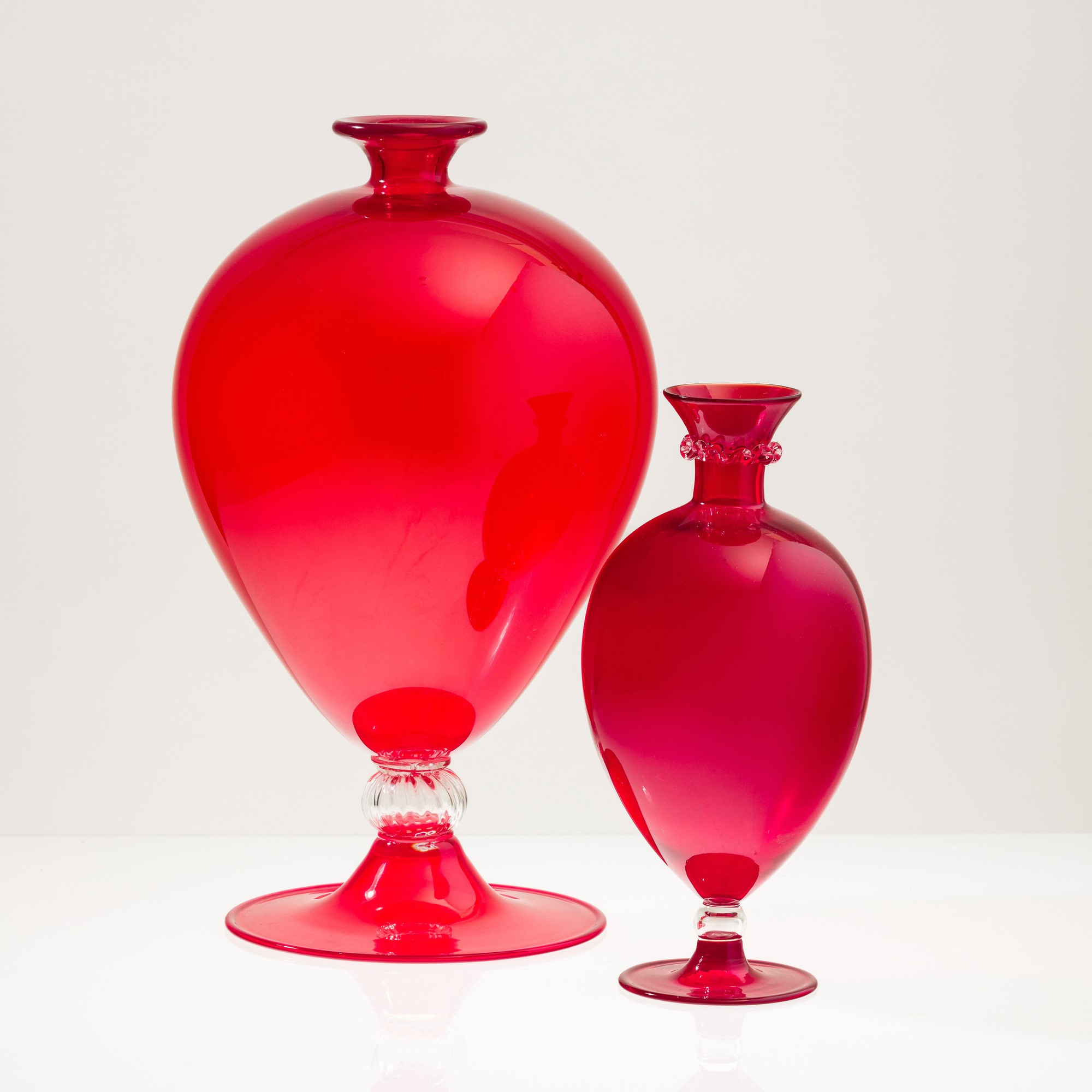 Venini, Vaso Veronese in vetro soffiato rosso con nodo costolato, 2019