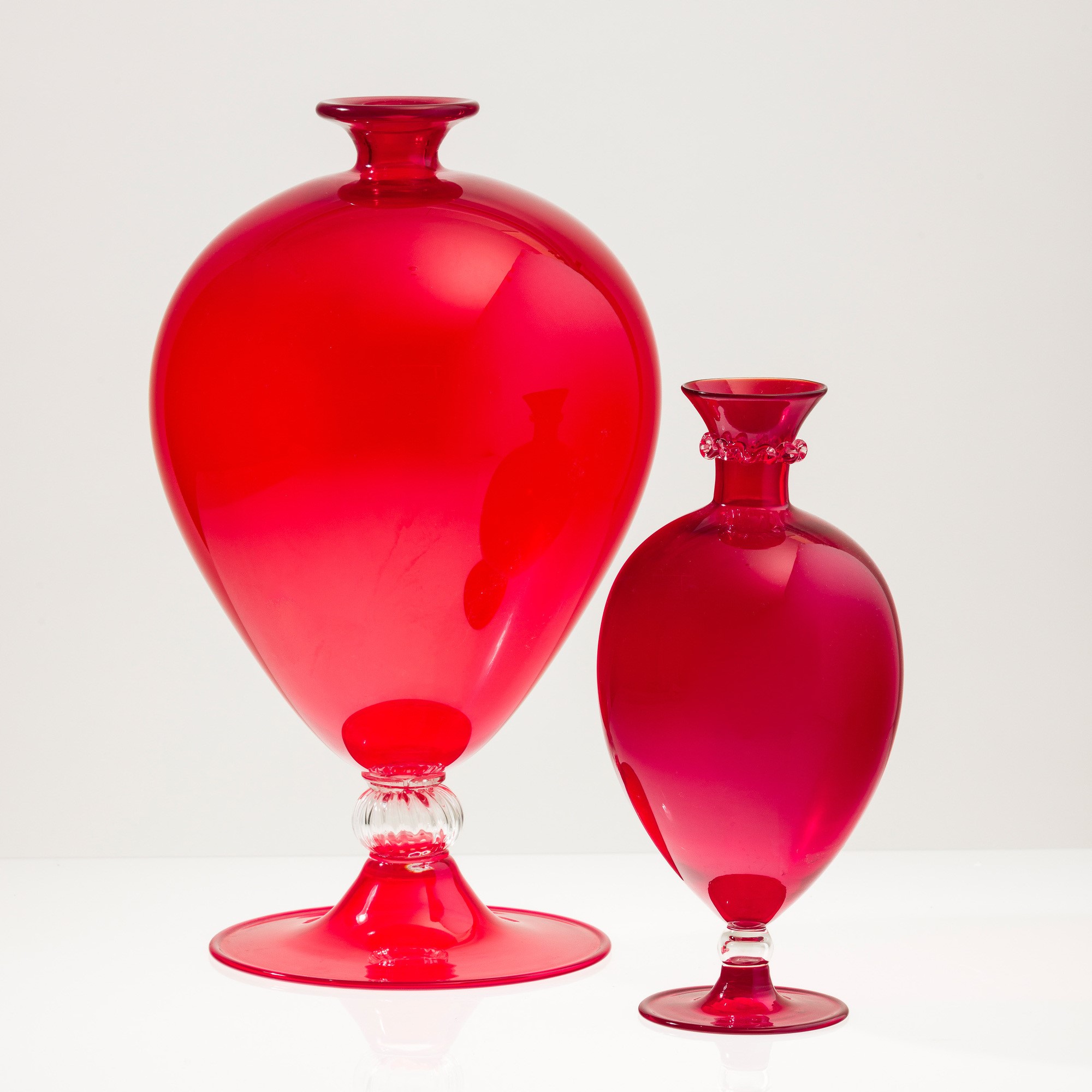 Venini, Vaso Veronese in vetro soffiato rosso con nodo costolato, 2019