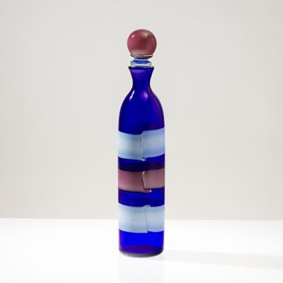 Bottiglia in vetro soffiato zaffiro con decoro ciclamino e lattimo, 1988