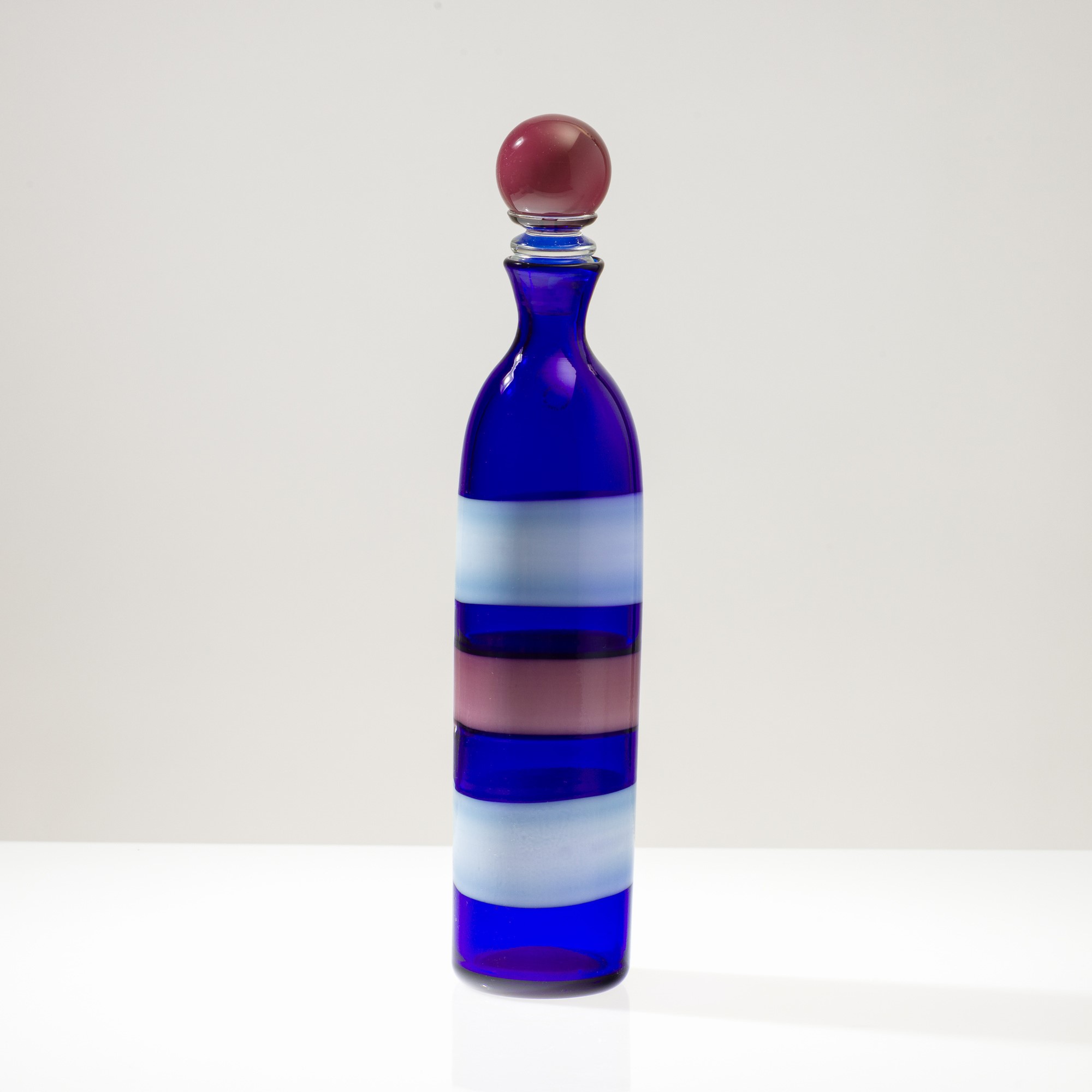 Fulvio Bianconi - Bottiglia in vetro soffiato zaffiro con decoro ciclamino e lattimo, 1988