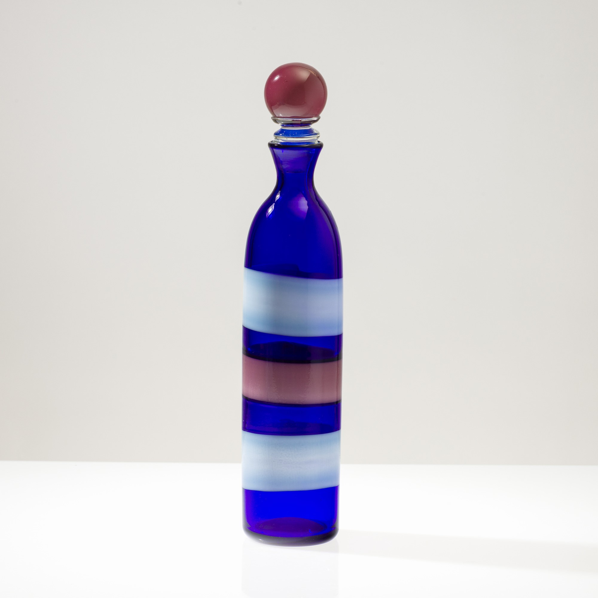 Fulvio Bianconi - Bottiglia in vetro soffiato zaffiro con decoro ciclamino e lattimo, 1988