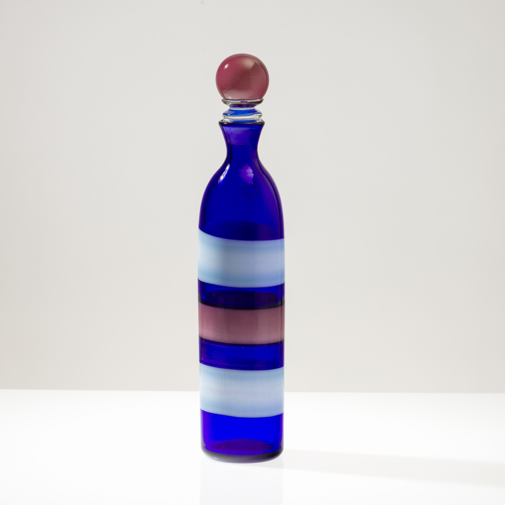 Fulvio Bianconi - Bottiglia in vetro soffiato zaffiro con decoro ciclamino e lattimo, 1988