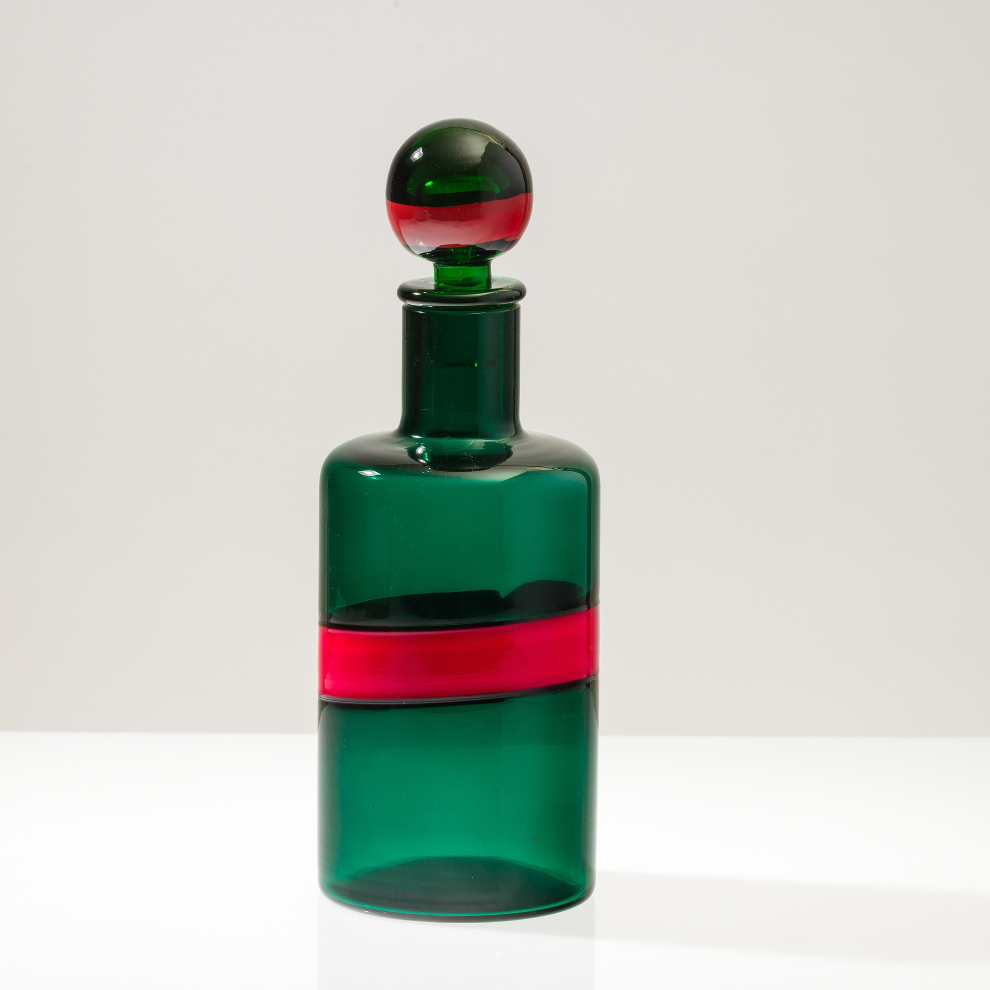 Fulvio Bianconi - Bottiglia cilindrica in vetro soffiato verde mela con tappo sferico, Murano 197...