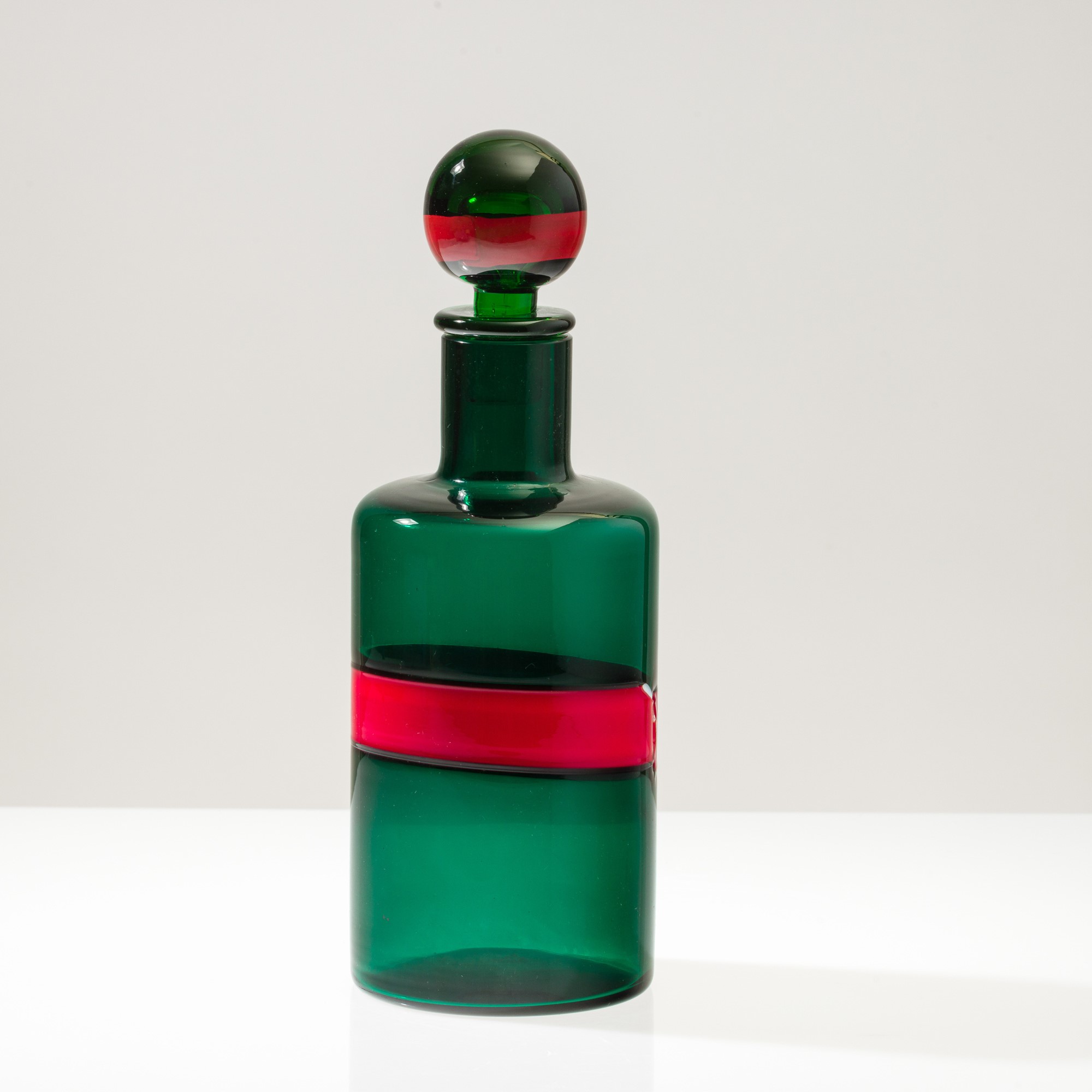 Fulvio Bianconi - Bottiglia cilindrica in vetro soffiato verde mela con tappo sferico, Murano 197...