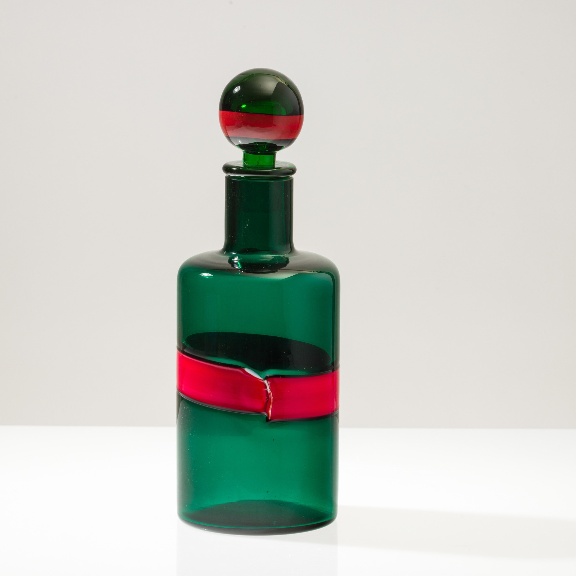 Fulvio Bianconi - Bottiglia cilindrica in vetro soffiato verde mela con tappo sferico, Murano 197...
