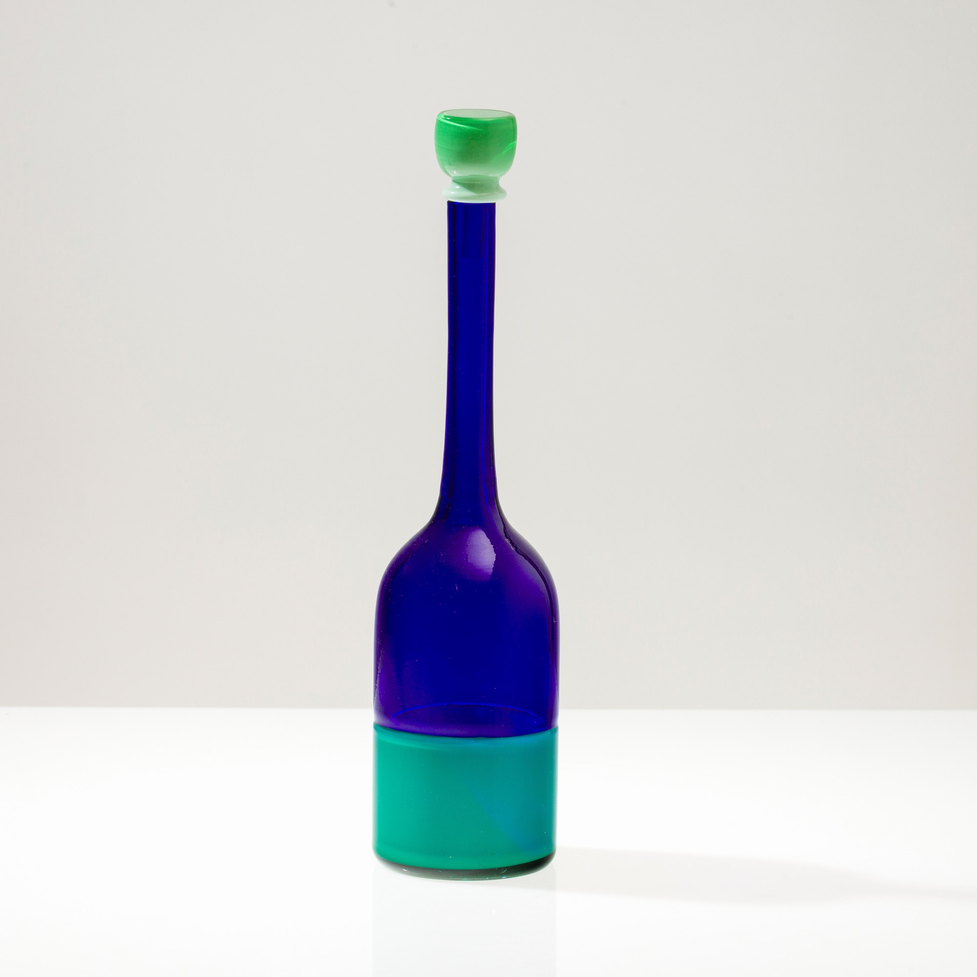 Venini, Bottiglia a Incalmo in vetro soffiato verde e zaffiro, 1990