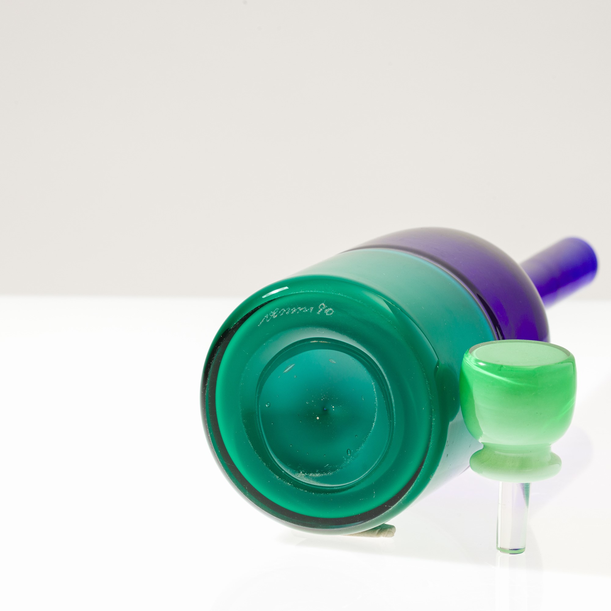Venini, Bottiglia a Incalmo in vetro soffiato verde e zaffiro, 1990