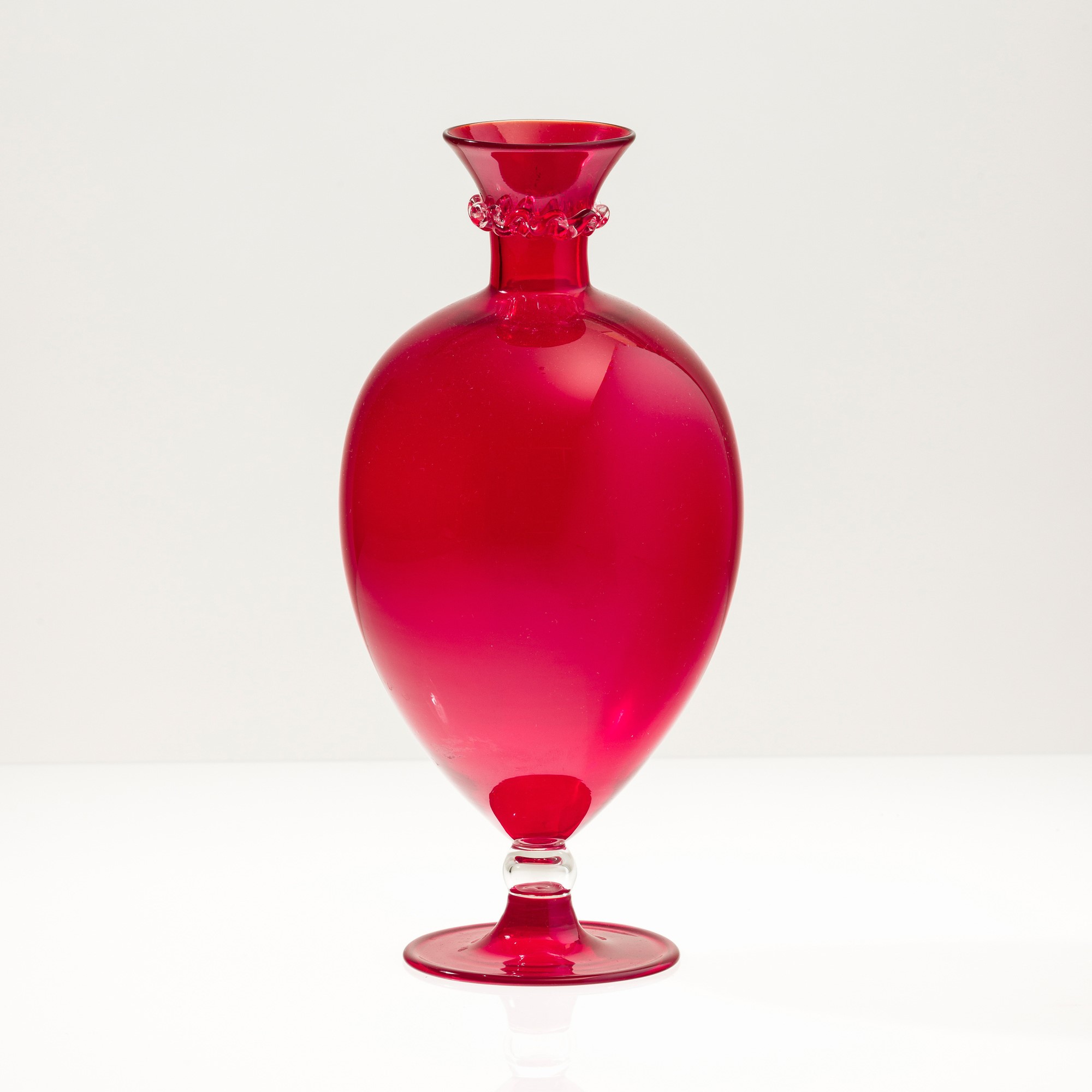 Venini, Vaso Tiziano in vetro soffiato rosso con nodo in vetro cristallo, 2002, tiratura 81/199