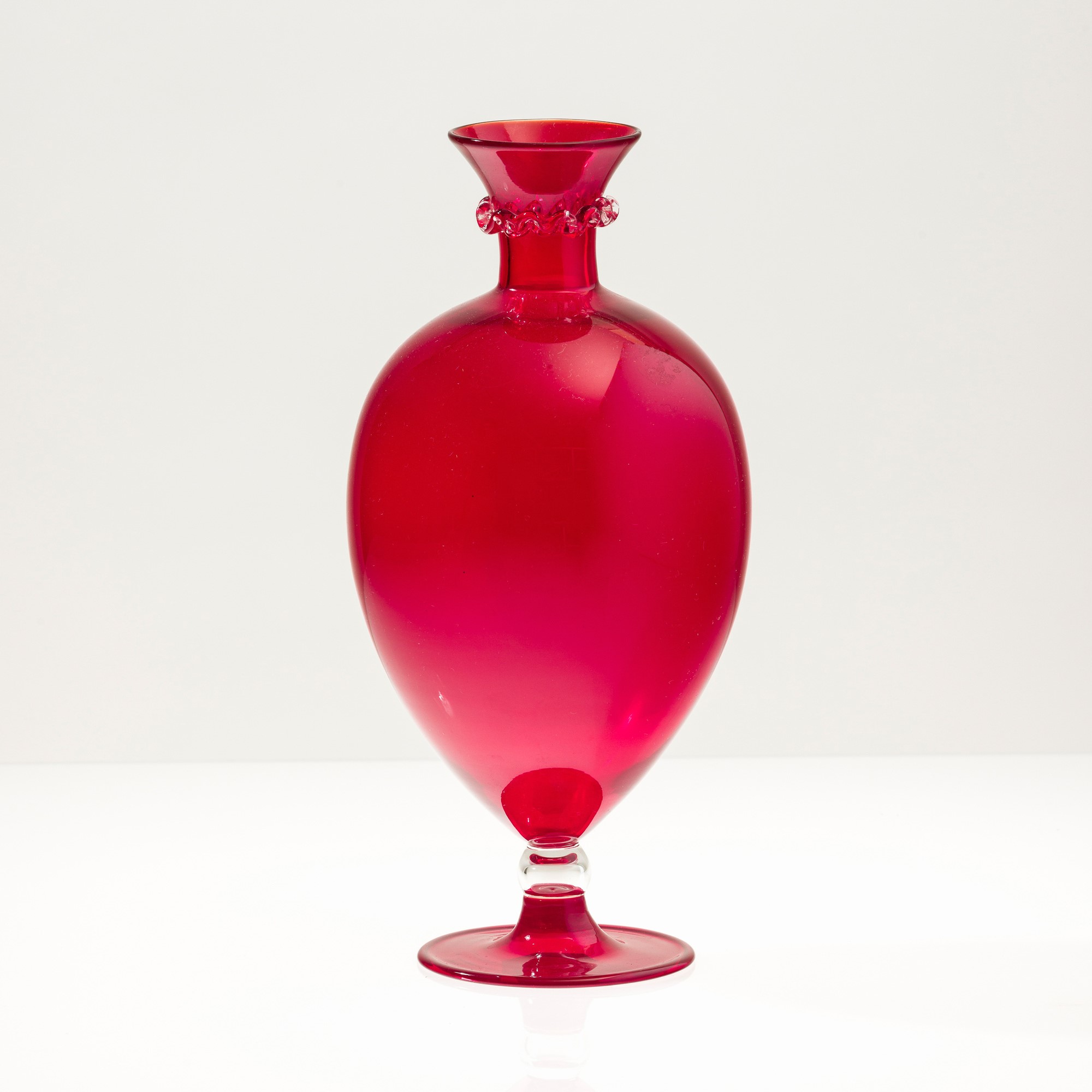 Venini, Vaso Tiziano in vetro soffiato rosso con nodo in vetro cristallo, 2002, tiratura 81/199