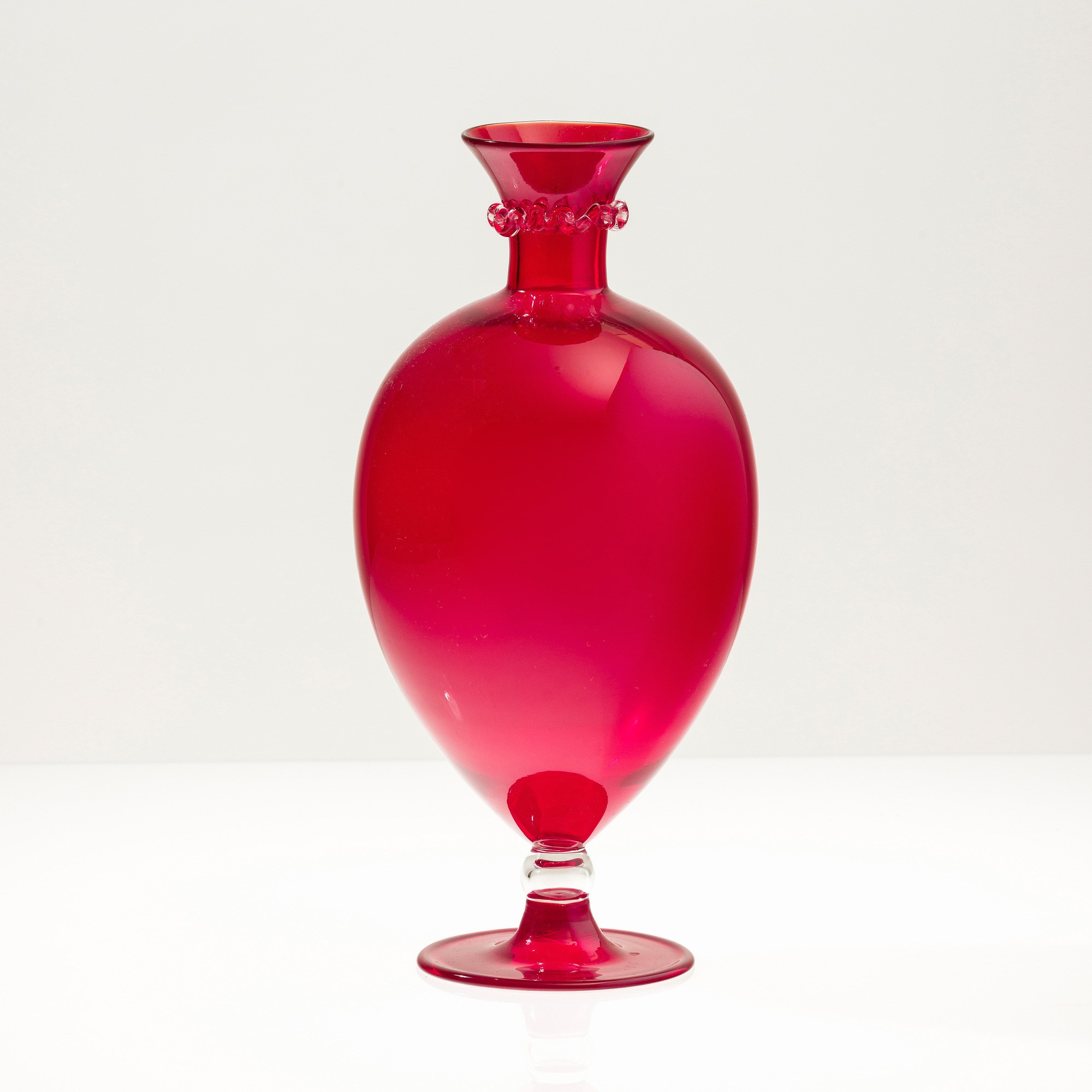 Venini, Vaso Tiziano in vetro soffiato rosso con nodo in vetro cristallo, 2002, tiratura 81/199