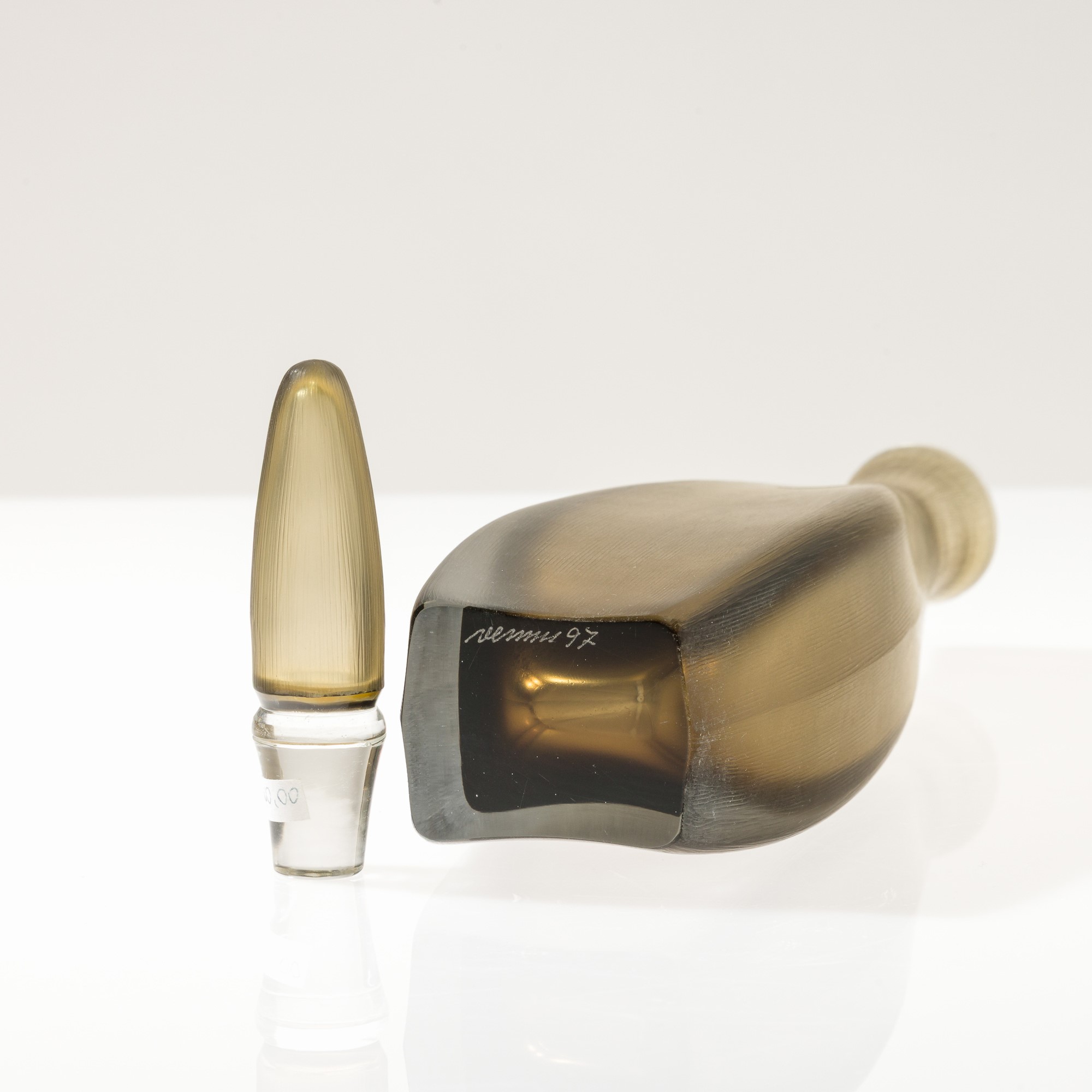 Paolo Venini - Bottiglia in vetro sommerso bronzo, serie Incisi, 1997