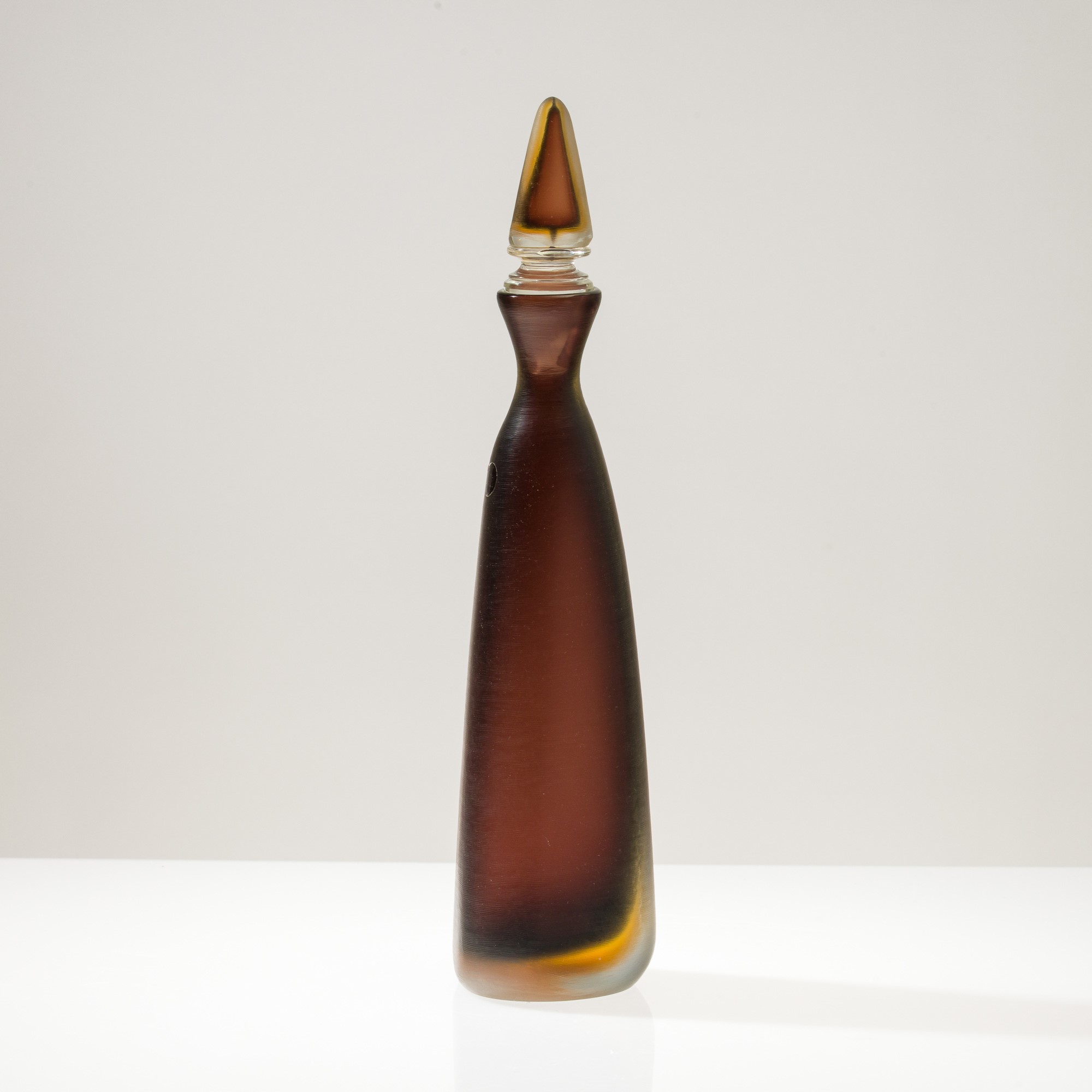 Paolo Venini - Bottiglia della serie Incisi, Murano 1994, vetro sommerso a due colori