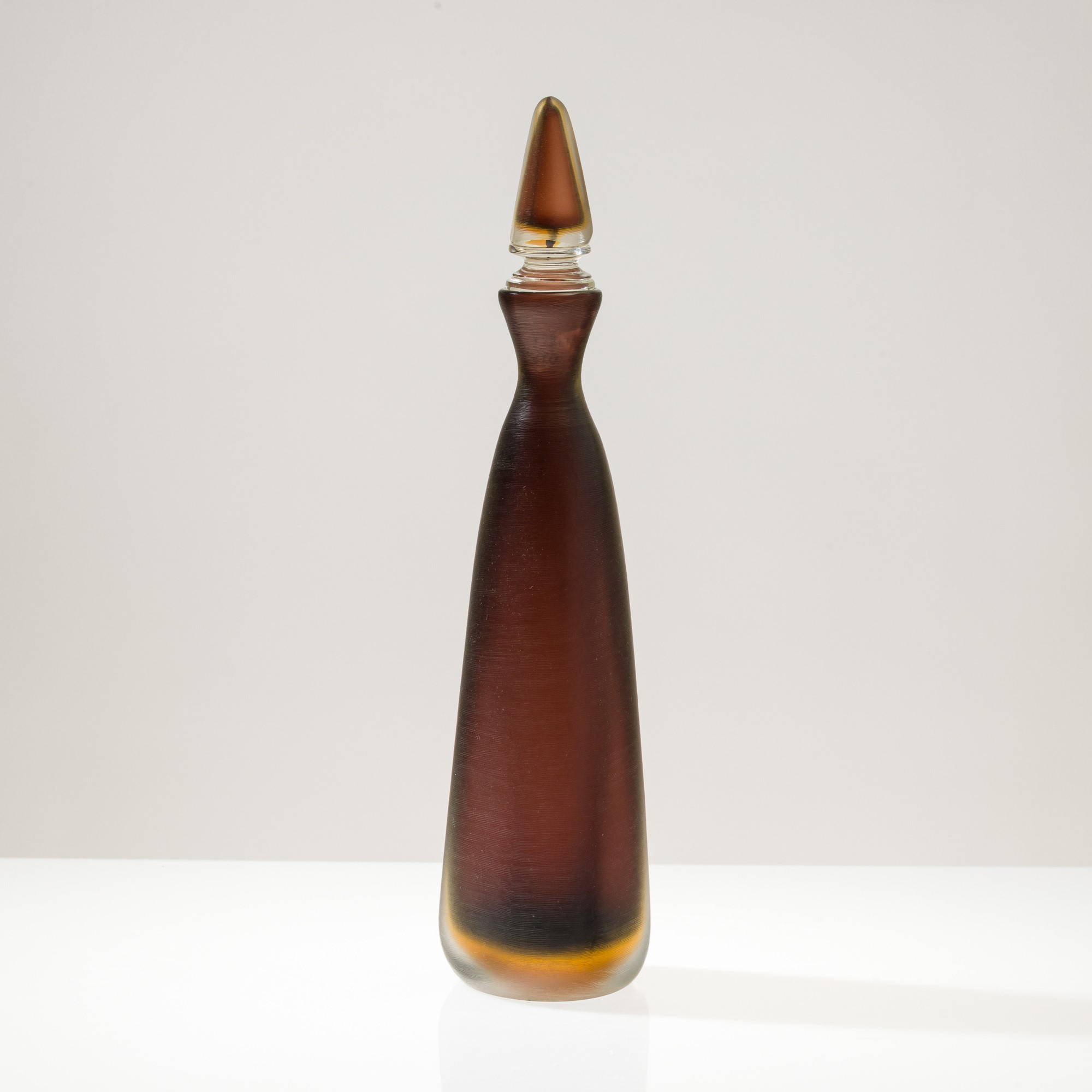 Paolo Venini - Bottiglia della serie Incisi, Murano 1994, vetro sommerso a due colori