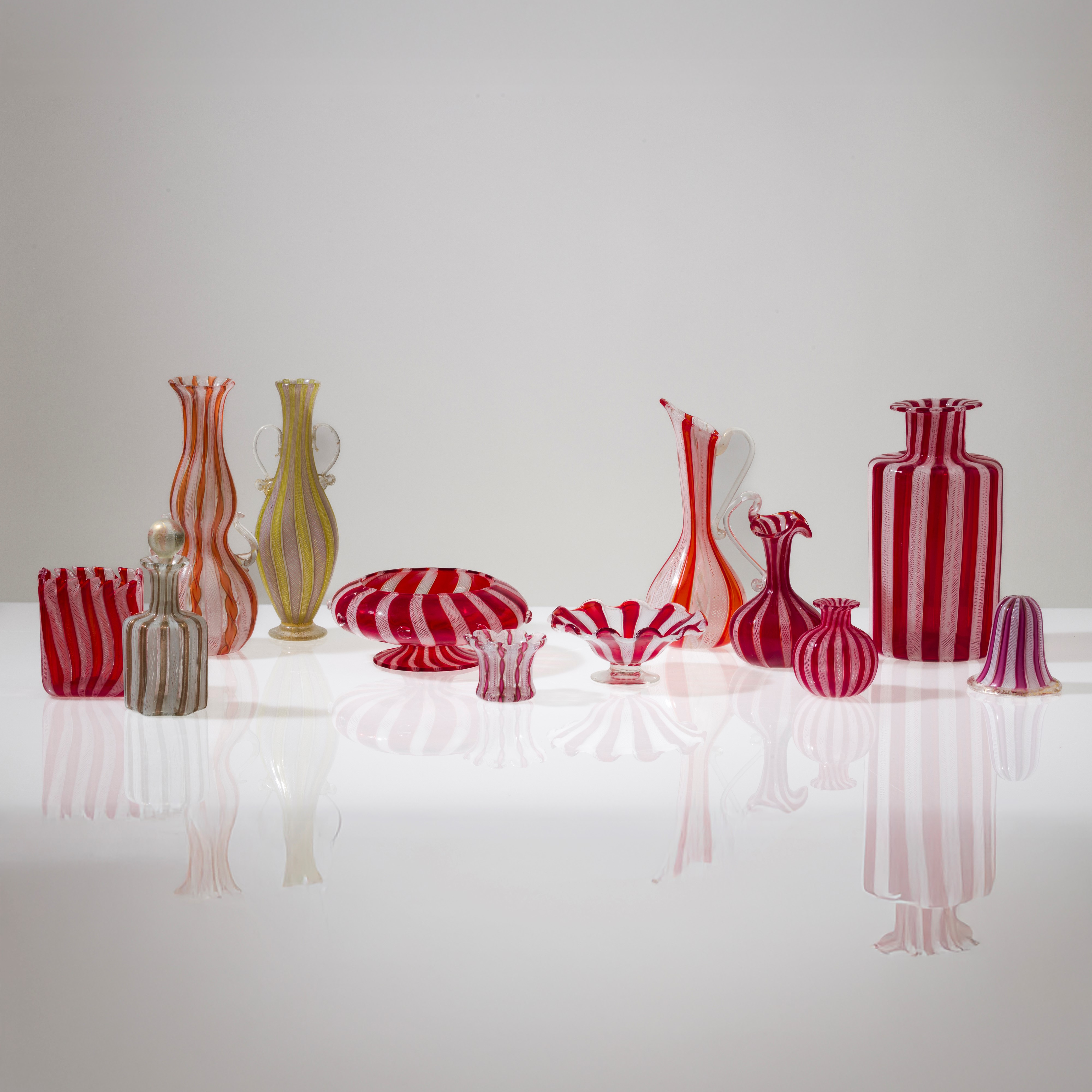 Murano, Collezione di dodici vasi in vetro soffiato con decorazione zanfirico e a reticello (XX s...