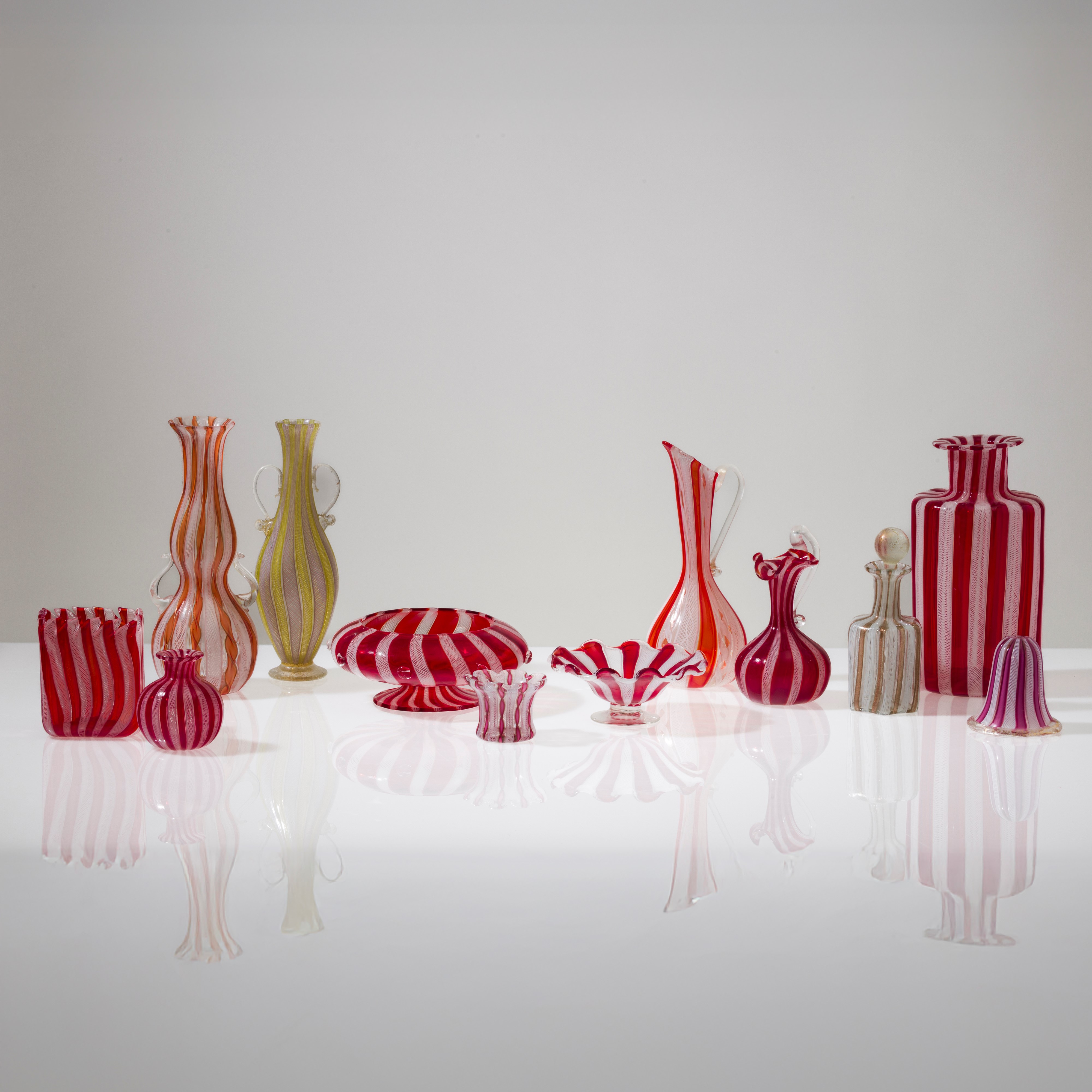Murano, Collezione di dodici vasi in vetro soffiato con decorazione zanfirico e a reticello (XX s...