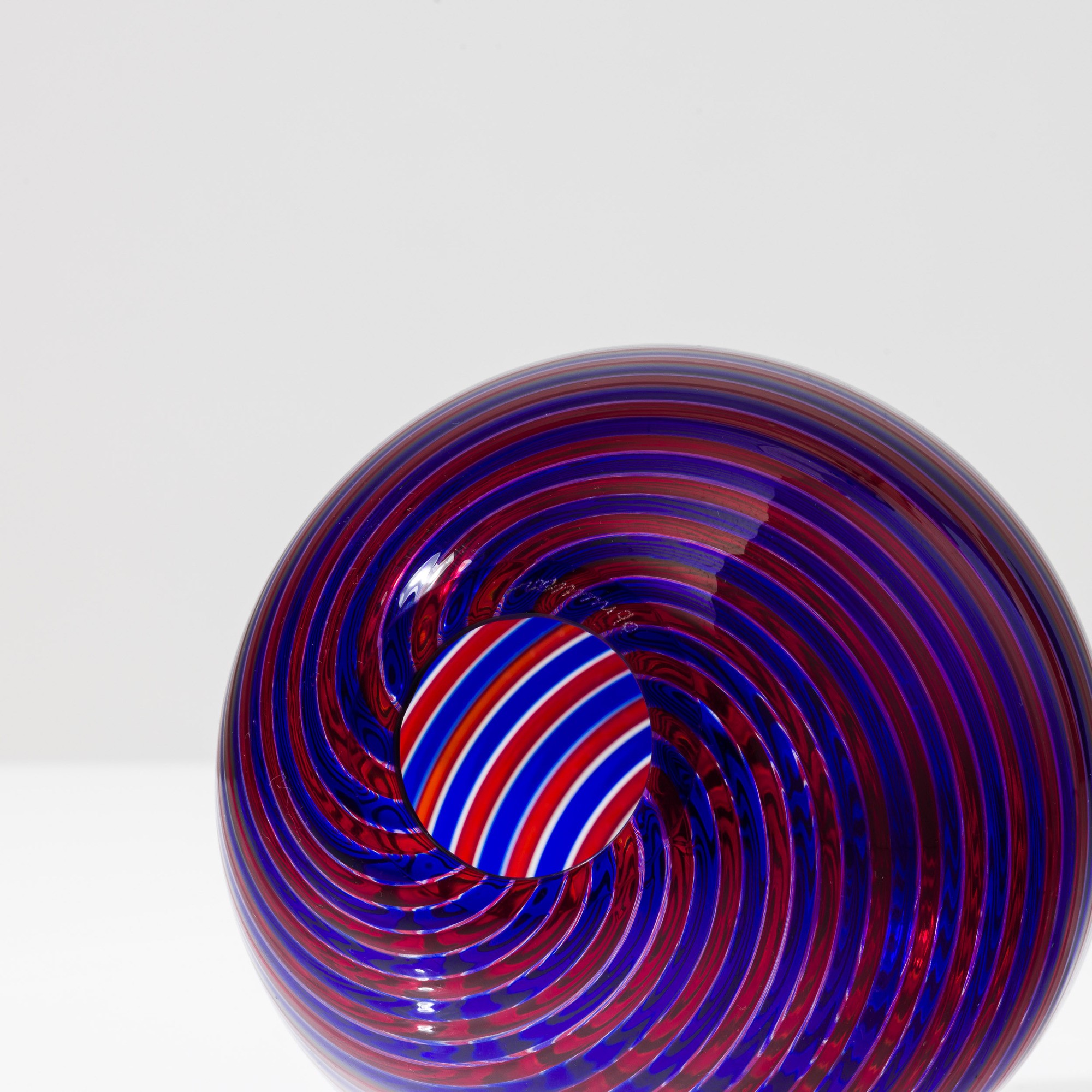 Venini, Soprammobile in vetro soffiato a forma di uovo con decoro a spirale