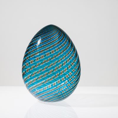 Venini, Soprammobile in vetro soffiato a forma di uovo con decoro a spirale, Murano 1995