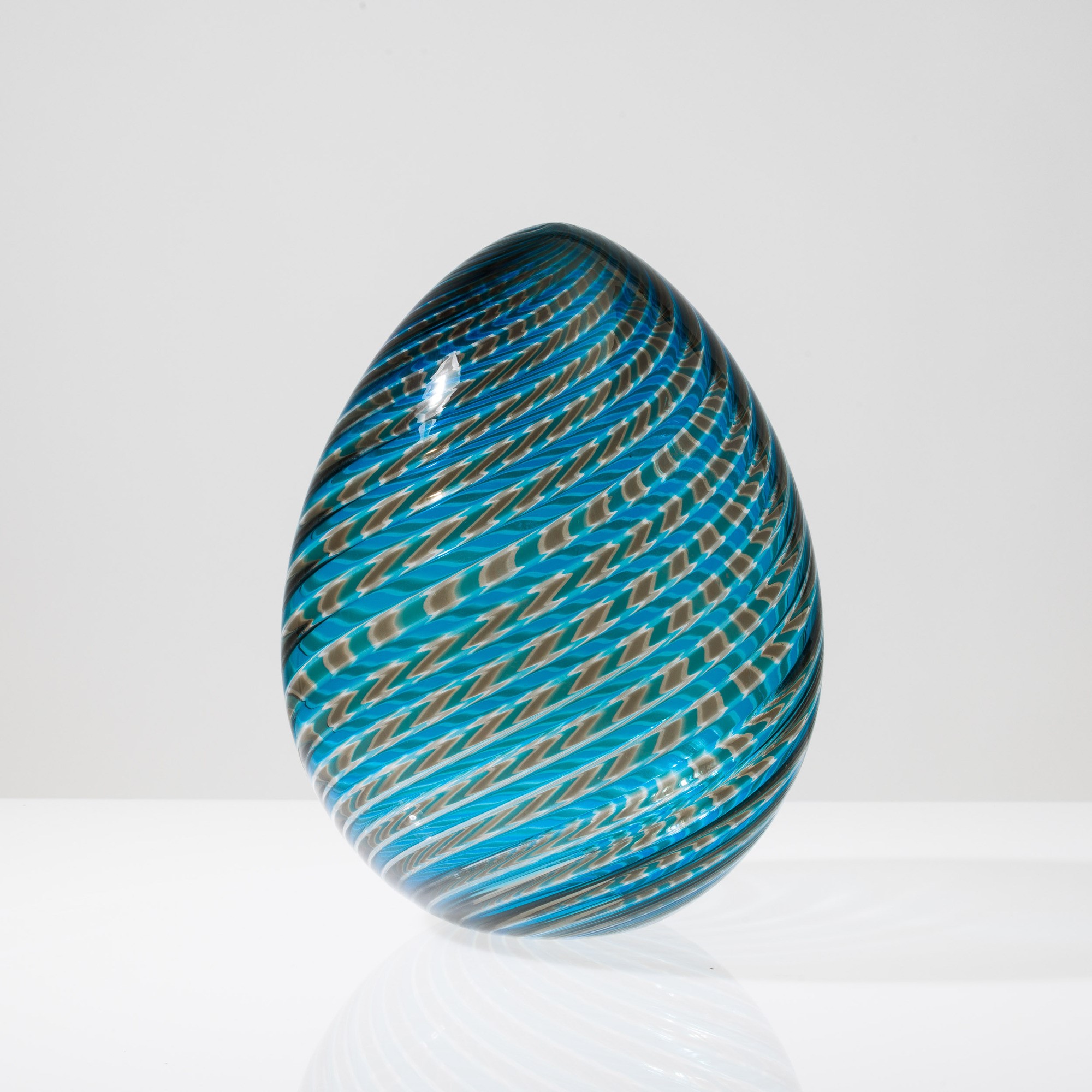 Venini, Soprammobile in vetro soffiato a forma di uovo con decoro a spirale, Murano 1995