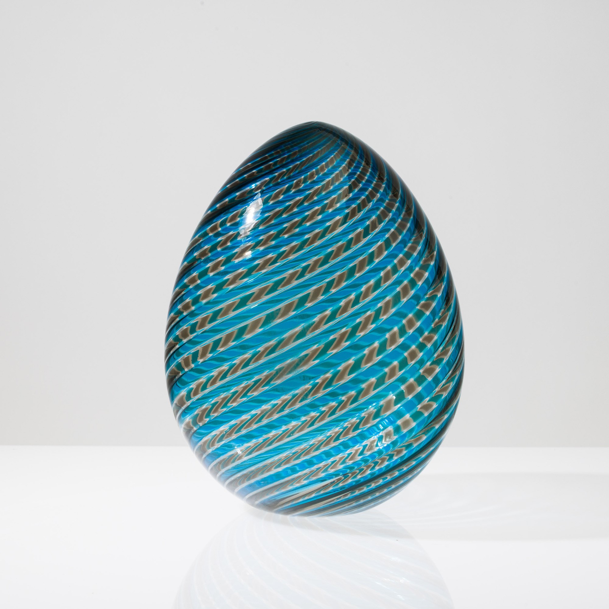 Venini, Soprammobile in vetro soffiato a forma di uovo con decoro a spirale, Murano 1995